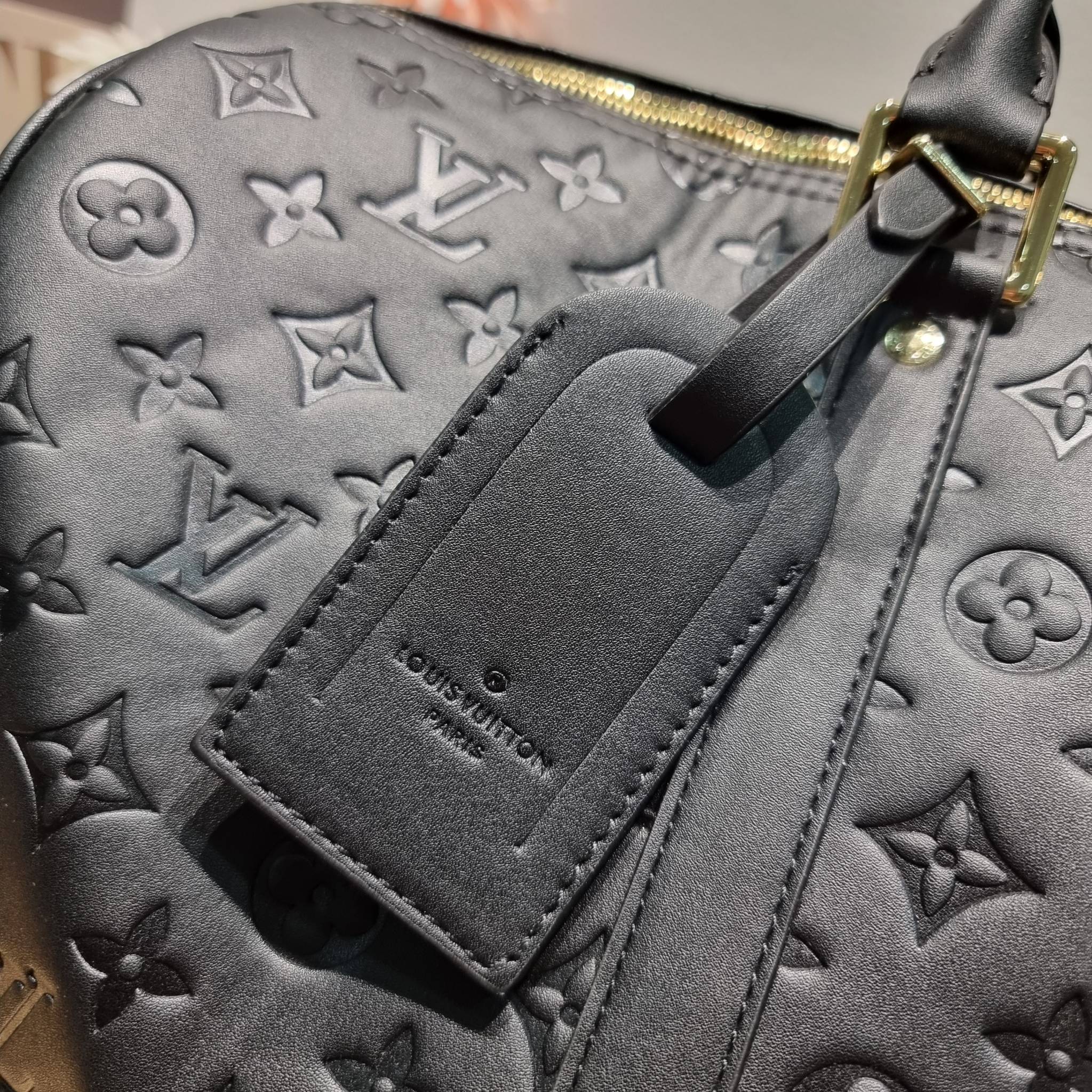 LV KEEPALL BANDOULIERE MONOGRAM LEATHER กระเป๋าเดินทางสุดคลาสสิค ทึ่ใครๆก็เฝ้ารอ ไอเท็มที่จะทำให้การเดินทางไม่ธรรมดาอีกต่อไป ด้วยดีเทลความเป็นเอกลักษณ์ เรียบแต่หรู วัสดุหนังวัวสัมผัสดี ปั๊มลวดลายโมโนแกรมรอบใบ เปิด-ปิดด้วยซิปแน่นหนา มีกุญแจล็อคได้ มีสายสะพ