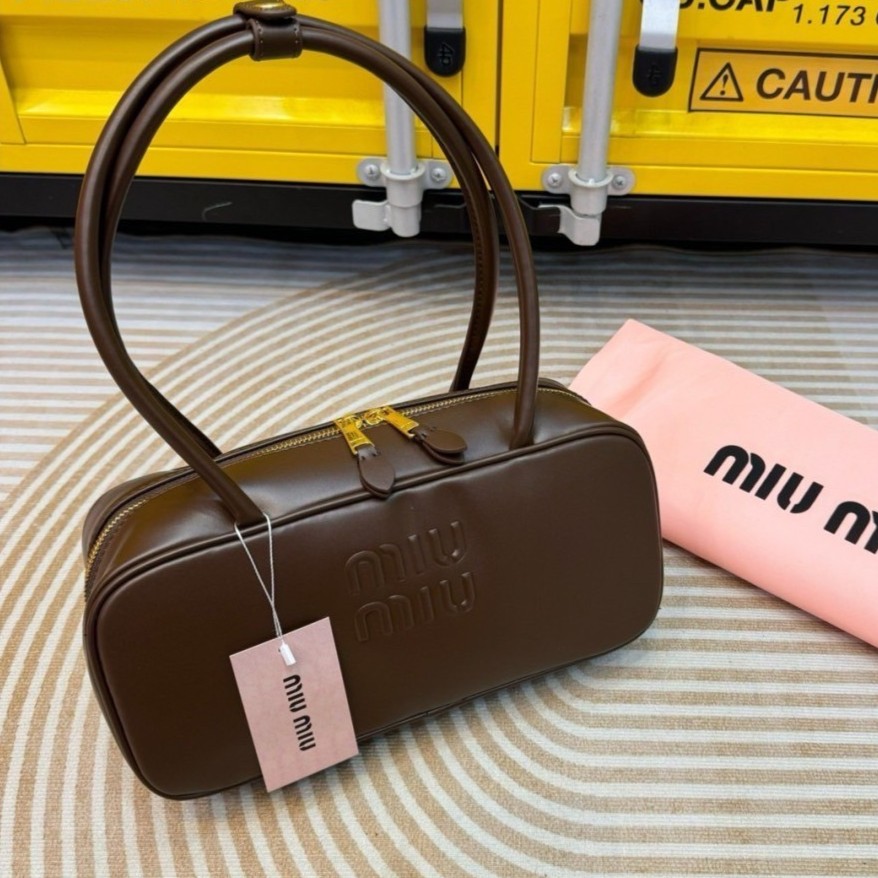 MIU MIU Beau leather bag Small Size กระเป๋าถือ/สะพายสุดชิค รุ่นใหม่หูยาว ถือก็ได้สะพายไหล่ก็เก๋ คูลสุดๆ ดีไซน์เรียบแต่มากมีอยู่จริง สวยดูแพง แมทชุดได้ง่ายสุด มินิมอลมินิใจ หูจับในตัวง่ายและสะดวกพกพา