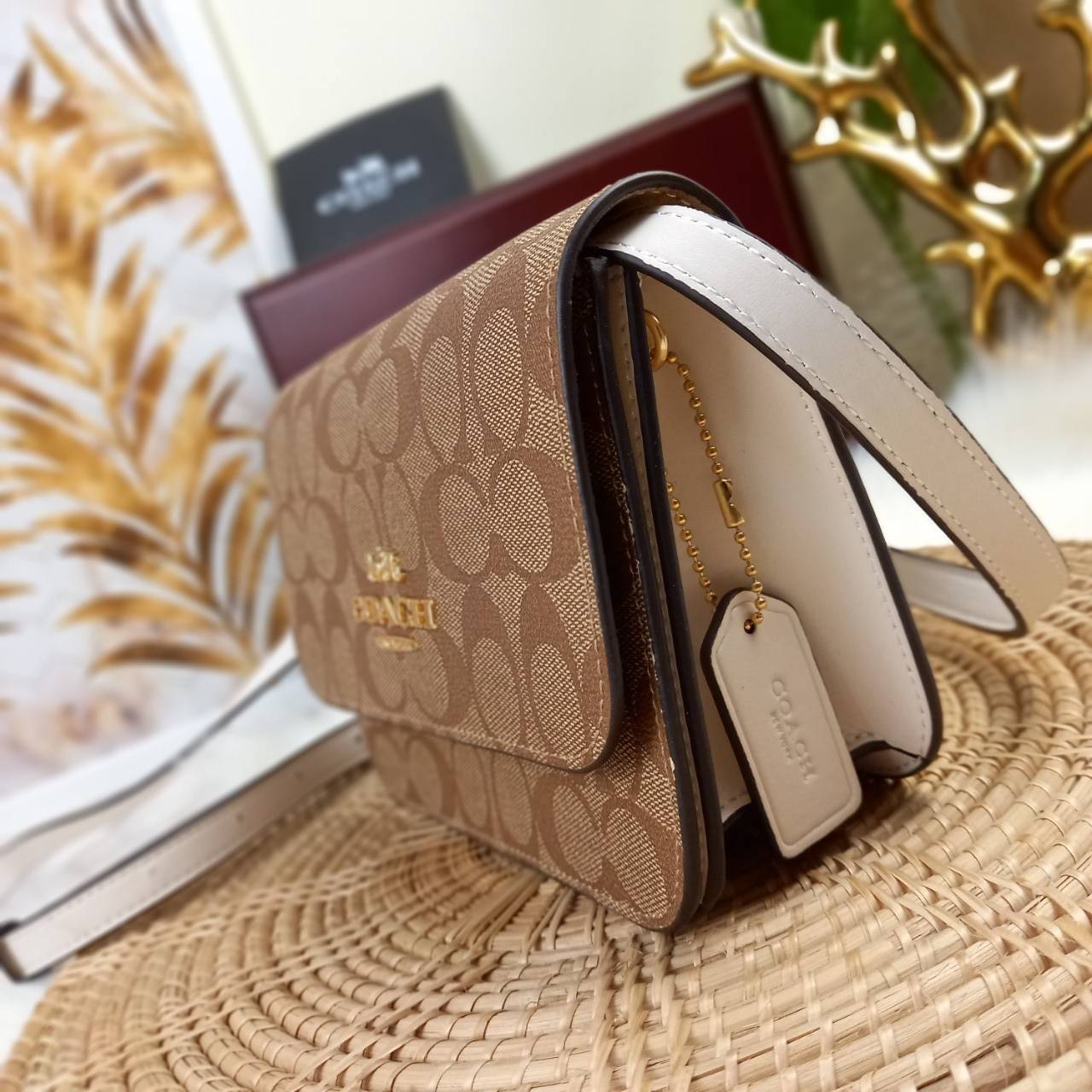 COACH MINI BRYNN CROSSBODY IN SIGNATURE CANVAS (COACH C5592)🍁สวยหรูหรา น่ารัก ด้วยลุคคุณหนู เกินเบอร์มาก!!//กระเป๋าถือ กระเป๋าสะพาย ลุคเก๋ ไซร์มินิ จะถือเป็นครัชแบบเลิศๆ หรือสะพายเป็นครอสบอดี้สุดชิลๆก็รอด// วัสดุหนังแคนวาสคุณภาพ ตกแต่งดีเทลหรูด้วย