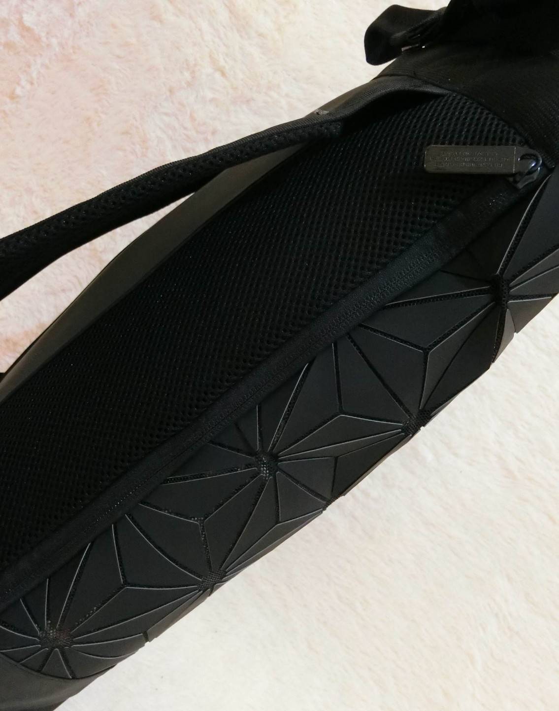 Adidas Originals BP Roll Top 3D Mesh 2017 Backpack Bag DH0100 กระเป๋าเป้สะพายหลัง ดีไซน์แบบ 3 มิติ วัสดุ polyurethane สีดำด้าน โดยใช้ลูกเล่น ของเหลี่ยมและมุมเชื่อมเข้าหากัน ออกแบบกระเป๋า เป็นเหมือนถุงทรงสูง ในส่วนปากกระเป๋าเป็นแบบตีนตุ๊กแก ม้วนพับ และติดก