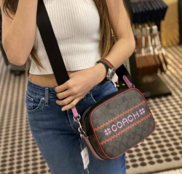 COACH DEMPSEY CAMERA BAG IN SIGNATURE ((C1541)) กระเป๋าทรงกล้องขนาดกระทัดรัด หนังแท้สวยงาม น่าใช้ค่ะ ด้านหน้าเป็นงานปักโลโก้+ลายกัวใจต่อๆกัน ได้สวยงาม เปิดปิดกระเป๋าแบบซิป ภายในสามารถใส่กระเป๋าเงินใบกลางได้;มือถือได้ทุกรุ่น;ของจุกจิกอื่นๆได้พอประมานเลยนะค