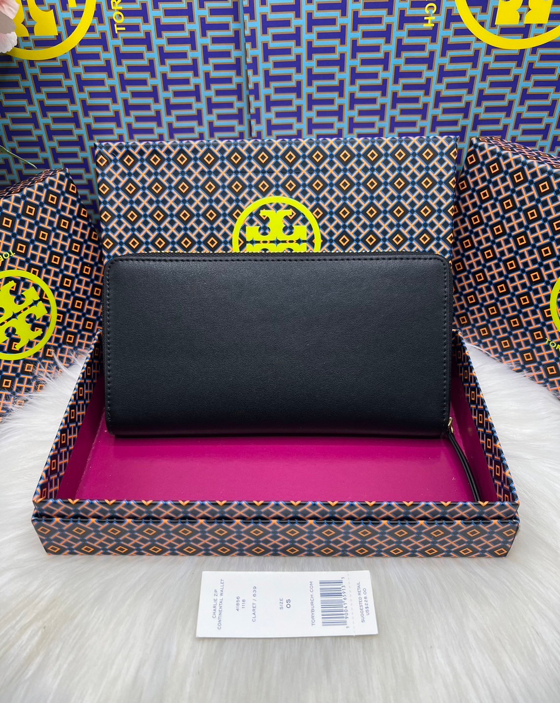 Tory Burch Charlie Zip Continental Wallet / Tory Wallet พร้อมส่ง กระเป๋าสตางค์ใบยาวสุดคลาสสิก ยังความเรียบหรูดูแพงด้วยโลโก้ด้านหน้า เป็นกระเป๋าสตางค์ทรงยาว ที่สามารถใส่บัตรได้หลายใบ