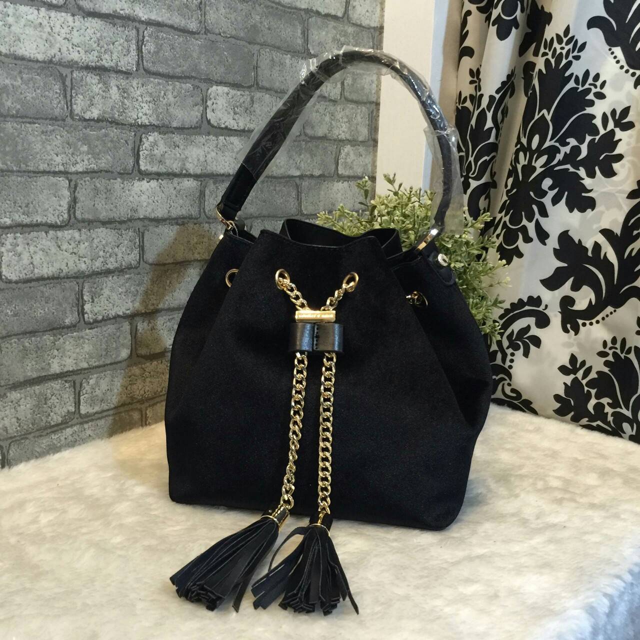 CHARLES & KEITH TEXTURE CHAIN DETAIL HANDBAG กระเป๋าทรงขนมจีบอวัสดุหนังกำมะหยี่ ขนาดกำลังดี อะไหล่สีทอง ประดับด้วยพู่ด้านหน้า ภายในโล่งกว้าง ใส่กระเป๋าสตางค์ยาวได้ มีหูหิ้ว สายสะพายยาวปรับ/ ถอดได้ ฐานกระเป๋าแข็งมีหมุดรองฐาน 4 มุม สวยทุกสีค่ะ