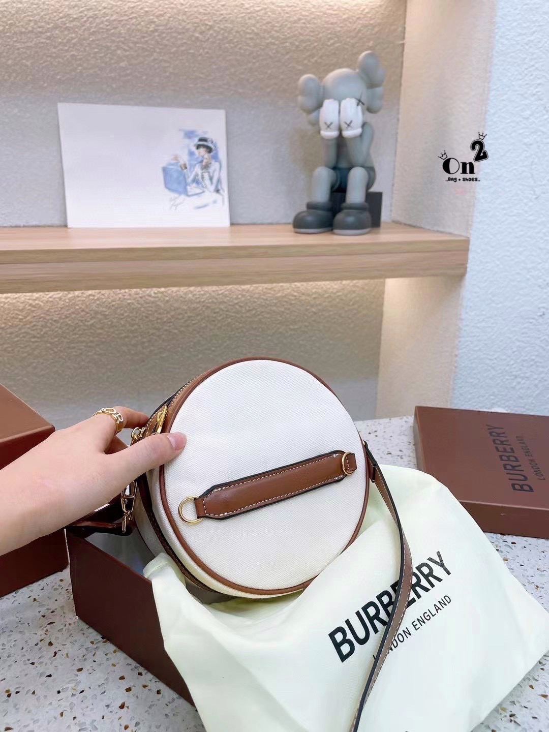 VIP 🥂 Burberry Logo Graphic Canvas And Leather Louise Bag / Burberry Fragrances Crossbody Bag กระเป๋าสะพายทรงกลม ผ้าแคนวาสตัดขอบหนังหน้าโลโก้แบรนด์ พร้อมสายยาวครอสบอดี้ได้ เปิด-ปิด ด้วยซิป ภายในโล่ง ใส่ Iphone + ได้ สายยาวถอดสายได้ ปรับระดับได้ จะ