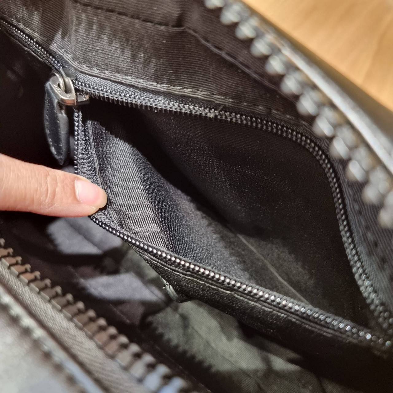 COACH EDGE CROSSBODY WITH CAMO PRINT ((2381, 2373)) ความเท่ never die!! กระเป๋าครอสบอดี้ทรงยอดฮิต ที่หนุ่มๆไม่ควรพลาด รูปทรงดีไซน์คลาสสิค ใช้งานง่าย วัสดุหนังแท้ตกแต่งตาข่ายพร้อมลายพริ้นท์ด้านหน้า สุดคูล!! ตัวกระเป๋ามีซิปหลัก และซิปด้านหน้า พร้อมช่องแยกด้