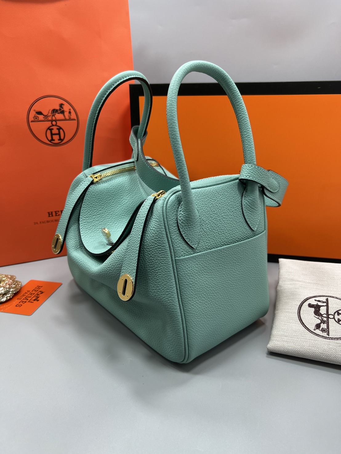 พร้อมส่ง 15 สี HERMES Lindy 26 bag กระเป๋าทรงโท้ทหนังสวยอย่างดี เอกลักษณ์ของความเรียบหรูไฮคลาสอย่างสมบูรณ์แบบ เกรดออริ สลับแท้ งานสวยตามรูป ใช้งานต่างประเทศได้