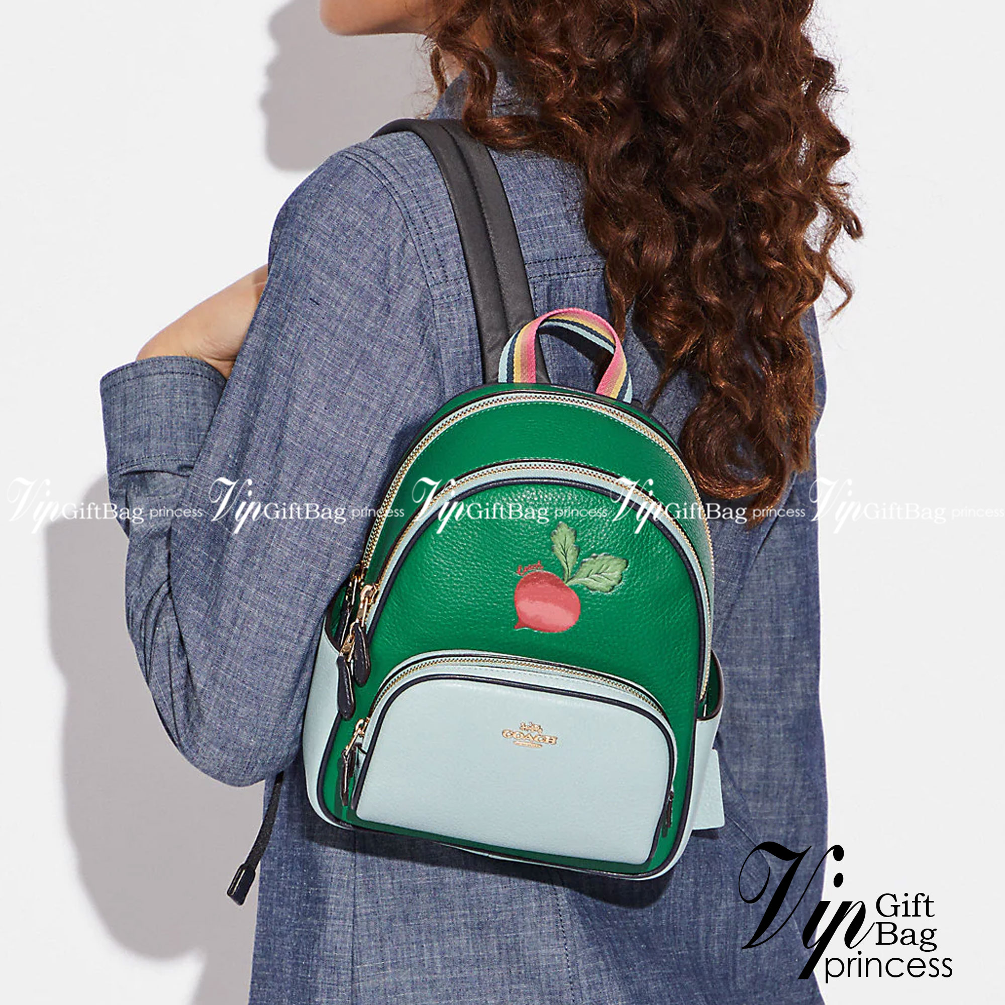 COACH Mini Court Backpack In Signature Canvas With Butterfly / With Radish C8259 C8257 🌈ต่อกันเลย สวยกันก่อน วางน้องไม่ลงเลยจริงๆค่าา😍 พร้อมส่ง! ยังไม่เข้าไทย กับกระเป๋าสะพายหลังแบบมีหูหิ้วในตัว บอกก่อนเลยว่าหนังของน้องทั้งนิ่ม ทั้งสวย อย่