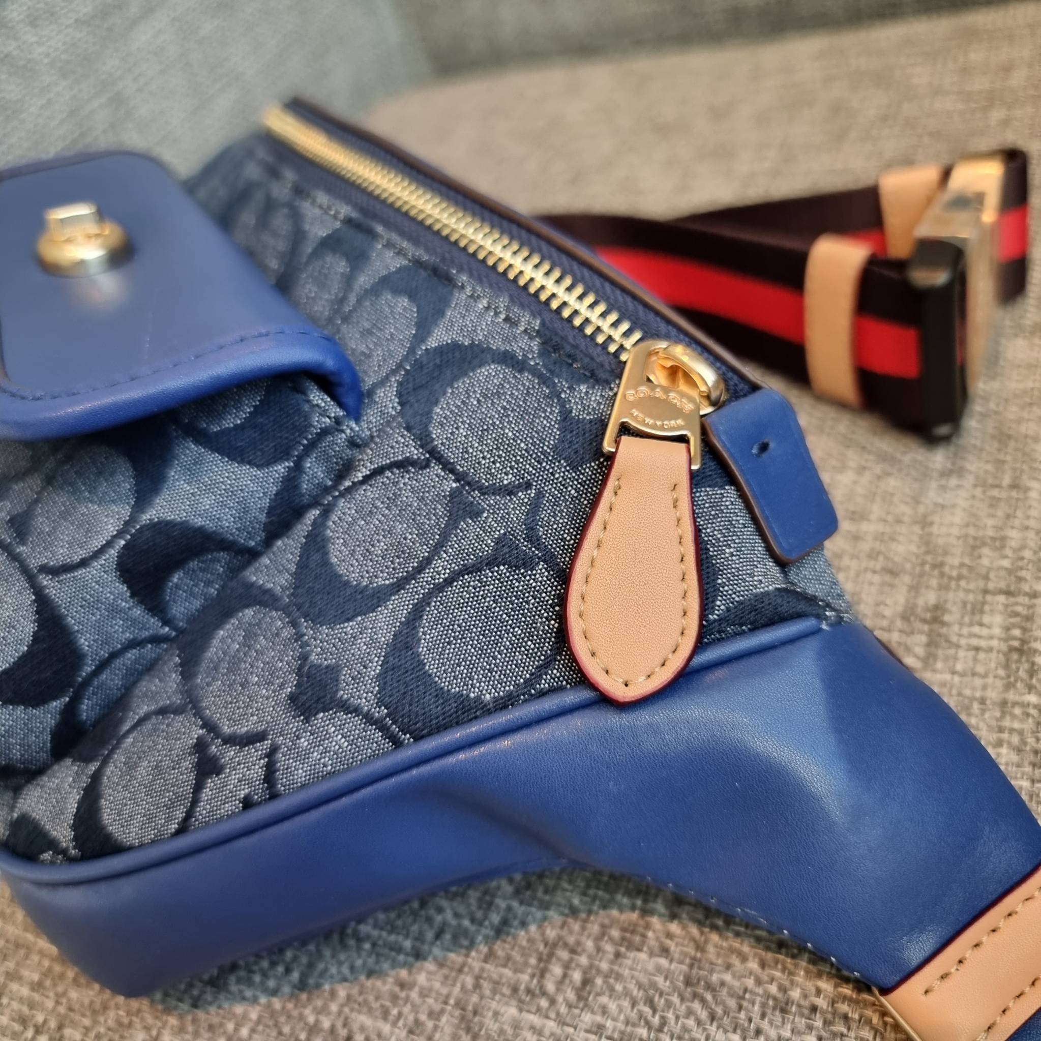 OUTLET 】COACH C4035 HERITAGE BELT BAG IN SIGNATURE CHAMBRAY ใหม่ล่าสุด กระเป๋าคาดอกสุดชิคสำหรับหนุ่มๆ เป็นดีไซน์กึ่งสปอร์ตที่ดูหรูมากๆ แพทเทิร์นเป็นที่ใช้งานง่าย วัสดุผ้าแชมเบรย์สลับหนังแท้ ไม่หนาไม่บางจนเกินไป มีช่องด้านหน้า และซิปหลัก ภายในโล่งกว้าง จุข