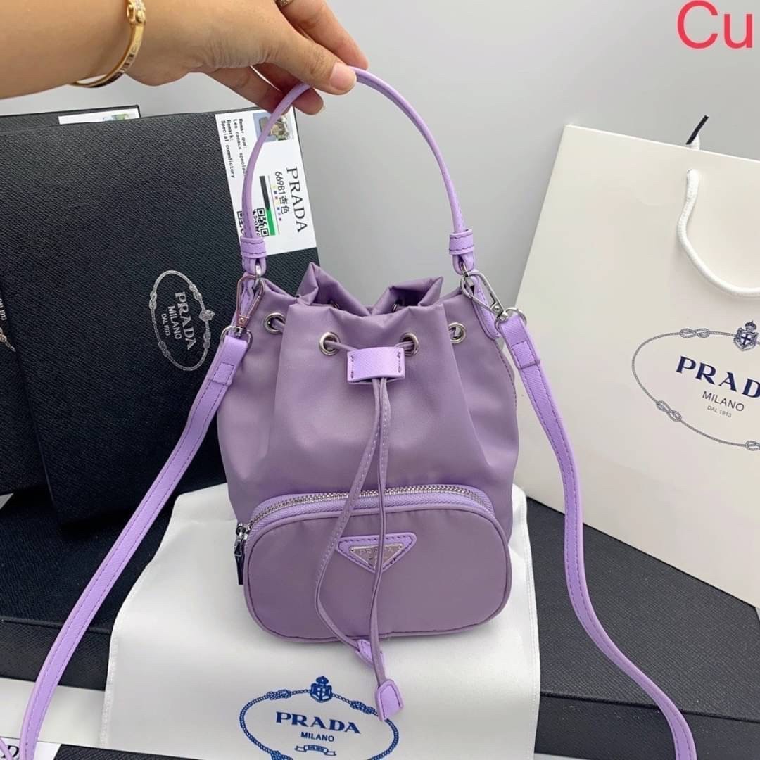 Prada Duet Re-Nylon Bucket shoulder bag / Prada Nylon bucket bag Pastel กระเป๋าสะพายข้าง ไซส์มินิ น้องทรงขนมจีบ น่ารัก น่าใช้ พร้อมสายยาว(ถอดได้) สีพาสเทลน่ารักละมุนมากๆ ค่ะ