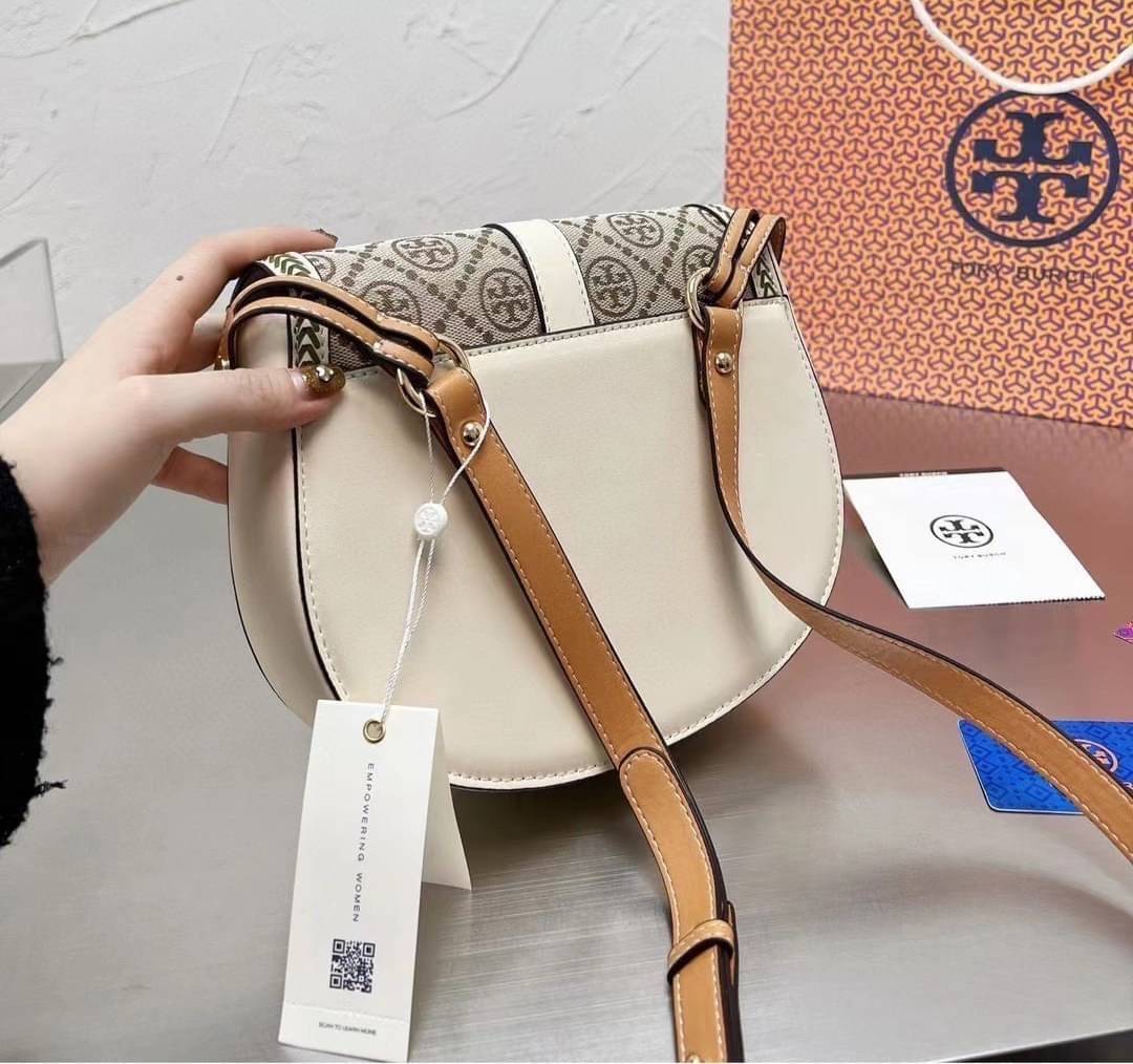 TORY BURCH T MONOGRAM FLORAL BAG / Tory Burch Monogram Crossbody Bag / TORY BURCH MILLER CANVAS QUADRANT SADDLE BAG กระเป๋าทรงยอดนิยม ดีไซน์ใหม่ล่าสุด สไตล์งานคราฟ มีลูกเล่นประดับดอกไม้กับตัวกระเป๋า วัสดุผ้า jacquard ใช้เป็น Everyday Bag สามารถใช้งานได้บ่