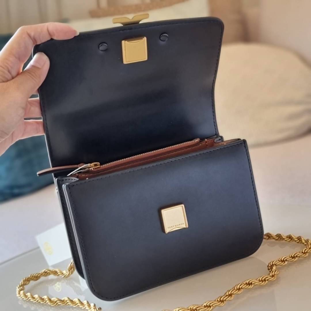 TORY BURCH ELEANOR SMALL CONVERTIBLE SHOULDER BAG ฮอตไอเท็ม รุ่นนี้ขายดีขายหมด สวยหรู คุณหนู ผู้ดี!! หายากมากแล้วน้า กระเป๋าสะพายข้าง ดีไซน์อยู่ทรง ขนาดกำลังสะดวกใช้สำหรับสาว วัสดุหนังแท้เต็มใบ สีทูโทน เปิด-ปิดด้วยแถบแม่เหล็ก ภายในแบ่งสัดส่วนได้เป็นอย่างด