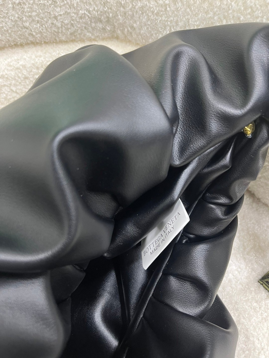 Bottega Veneta The Shoulder Pouch Bag กระเป๋าสะพายรุ่นยอดฮิต หนังเรียบสวยผิวสัมผัสนุ่มมาก ดีไซน์เฉพาะตัว ใบจริงสวยคมทุกสี