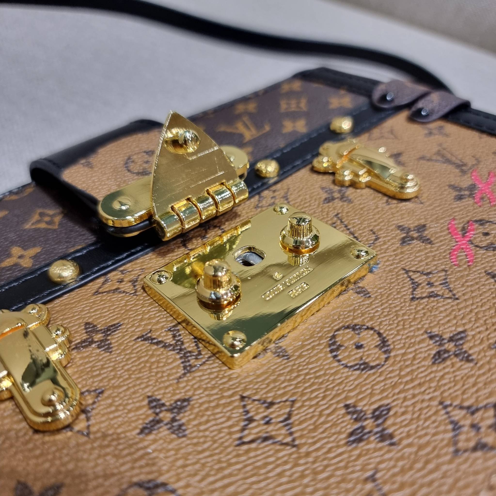 LOUIS VUITTON TRUNK CLUTCH Monogram / LV TRUNK CLUTCH กระเป๋าสะพายกึ่งคลัทช์ ทรงสวย ที่สาวๆเรียกร้อง วัสดุหนังแคนวาส ดีไซน์ทุกอย่างได้ลงตัว หรูหรา ปากกระเป๋ามีสายคาดล็อค และช่องซิปปิด ภายในแบ่งสัดส่วนไว้ดีมากๆ มาพร้อมสายสะพายโซ่สลับหนัง ที่ถอดออกได้ พกเป็
