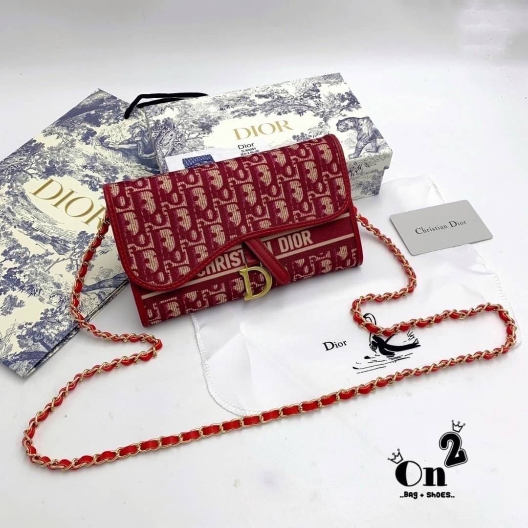 DIOR LONG WALLET WITH CHAIN MONOGRAM / DIOR WALLET กระเป๋าสตางค์ใบยาวพร้อมสายสะพายโซ่อะไหล่ทองสลับหนัง ขนาดกำลังน่ารัก เป็นเอกลักษณ์ของความหรู วัสดุแคนวาสแท้และผ้า Jacquard อย่างดี ผสมผสานความสง่างามและคลาสสิกที่เข้ากับยุคสมัย ด้านหน้าโดดเด่นด้วยซิกเนเจอร
