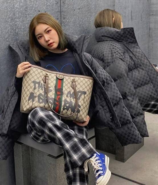 Gucci x Balenciaga The Hacker Project Graffiti Tote กระเป๋าช้อปปิ้งทรงโท้ท โดดเด่นด้วยลวดลายเพ้นท์กราฟฟิตี้ ใบใหญ่ จุสัมภาระได้อย่างจุใจ