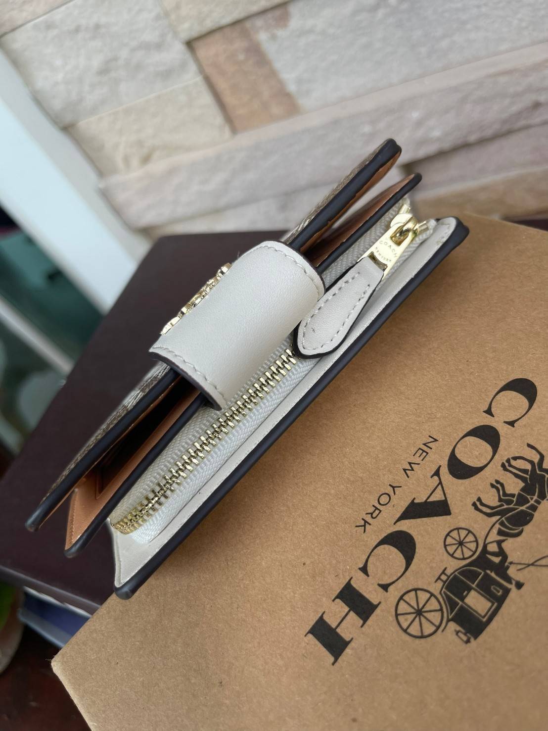 Coach Medium Corner Zip Wallet In Signature Canvas With Hunting Fishing Plaid Print (C6011) กระเป๋าสตางค์ขนาดกลางที่ถือว่าเป็นไอเทม Must Have ของทุกเพศทุกวัยที่ต้องพกติดตัวไว้ตลอดเวลา เพราะนอกจากจะช่วยจัดเก็บเงิน บัตรประชาชน บัตรเครดิตและต่าง ๆ ให้เป็นระเ