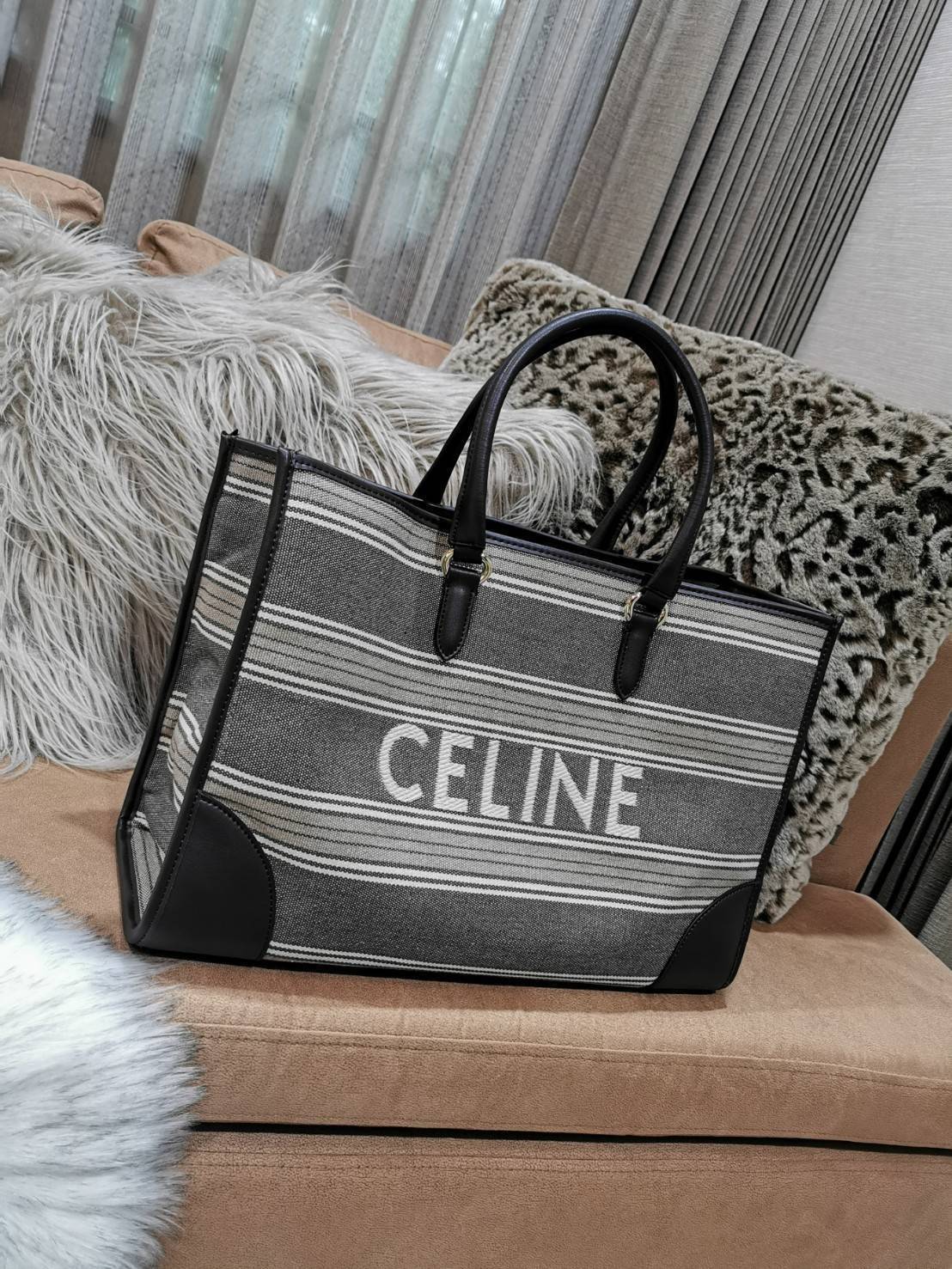 CELINE LARGE TOTE BAG VIP GIFT WITH PURCHASE (GWP) กระเป๋าพรีเมี่ยมกิ๊ฟ Limited จาก CELINE HAUTE PARFUME DUTYFREE COUNTER วัสดุ CANVAS ตัดหนังในดีไซน์ Casual สวยหรูสุดคลาสสิคใบใหญ่กำลังดีใส่สัมภาระได้เยอะ เปิดปิดด้วยกระดุม ภายในโล่งกว้าง มีช่องซิปและช่องใ