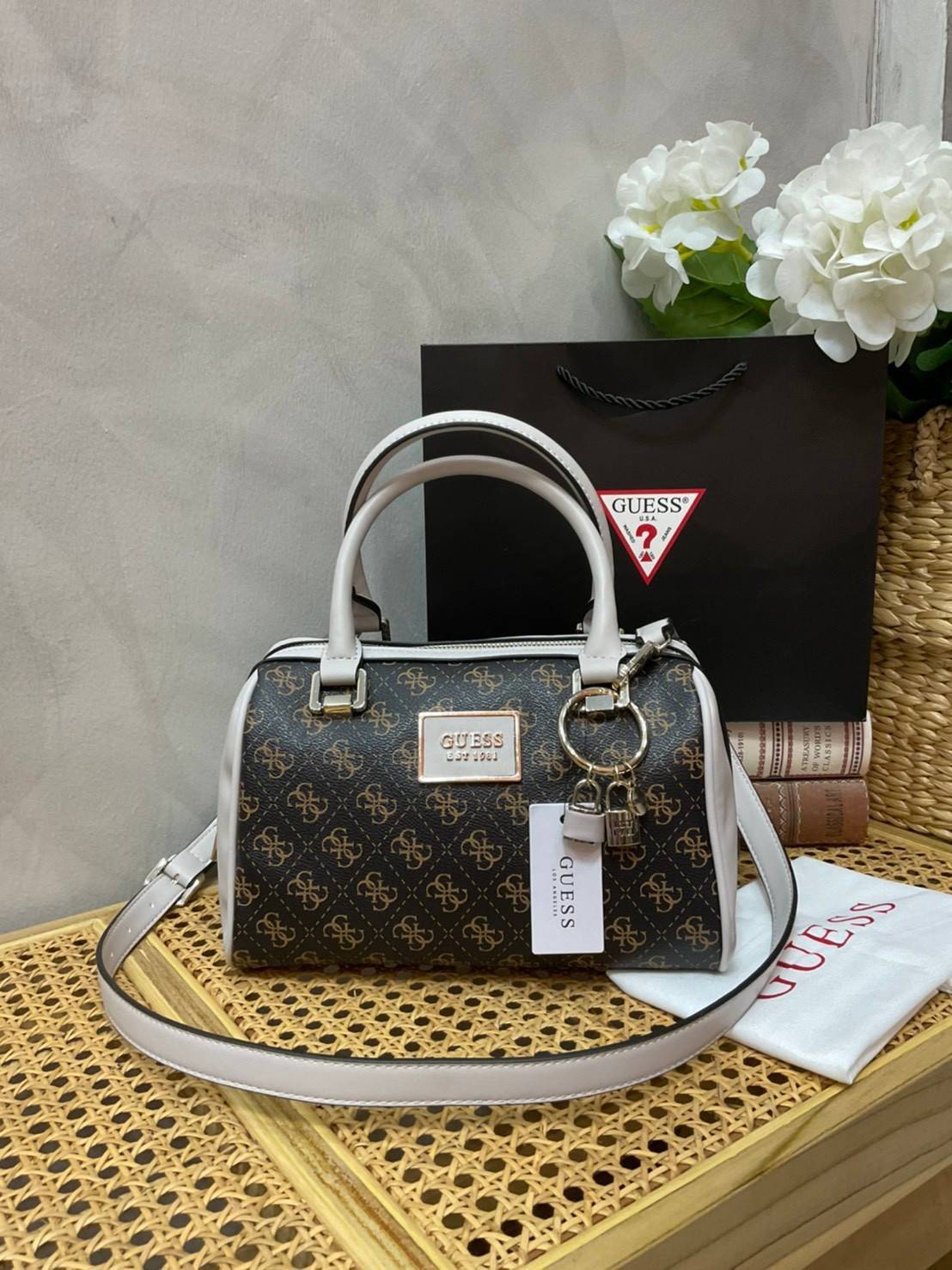 Guess Handbag with Small Shoulder Strap Tyren SG796605 New collection!! Guess ทรงหมอน ขนาดเล็ก ลายซิกเนเจอร์แบรนด์ ทรงหมอนยอดฮิต มีให้เลือก 5 สี สีสวยคลาสสิก เข้ากับง่ายกับทุกชุด ปิด/เปิด ด้วยซิป ภายในโล่งกว้าง แยกเป็นสัดส่วนใช้งาน ซับในตราแบรนด์ ใส่กระเป