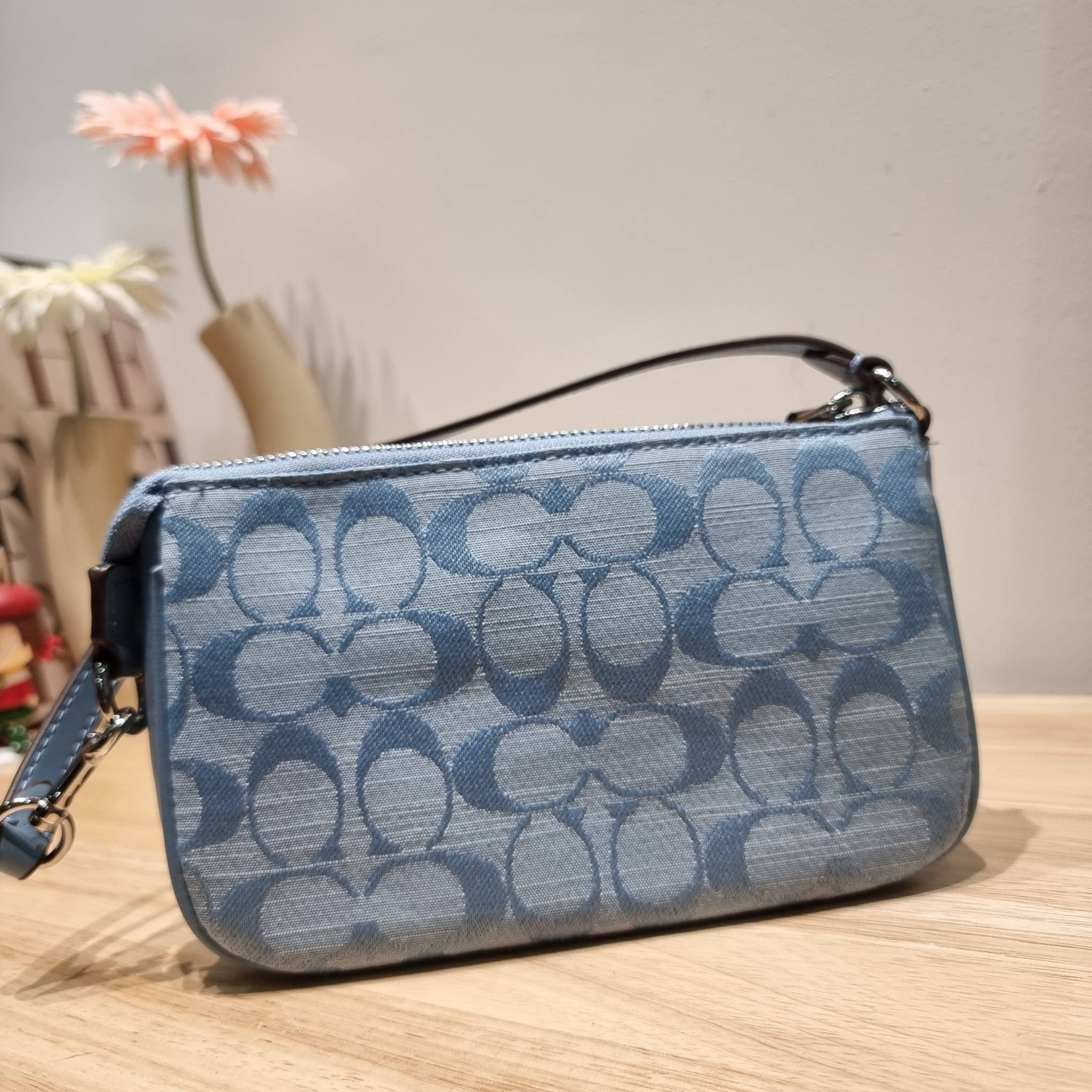 COACH Nolita 15 In Signature Chambray CI027 พร้อมส่ง คอลเลคชั่นใหม่ น่ารักน่าใช้ ในสไตล์คลาสสิค กระเป๋าทรงพอชขนาดมินิ สาวๆเห็นใบจริง ยังไงก็ต้องหลงรักไอเท็มนี้แน่นอนจ้า