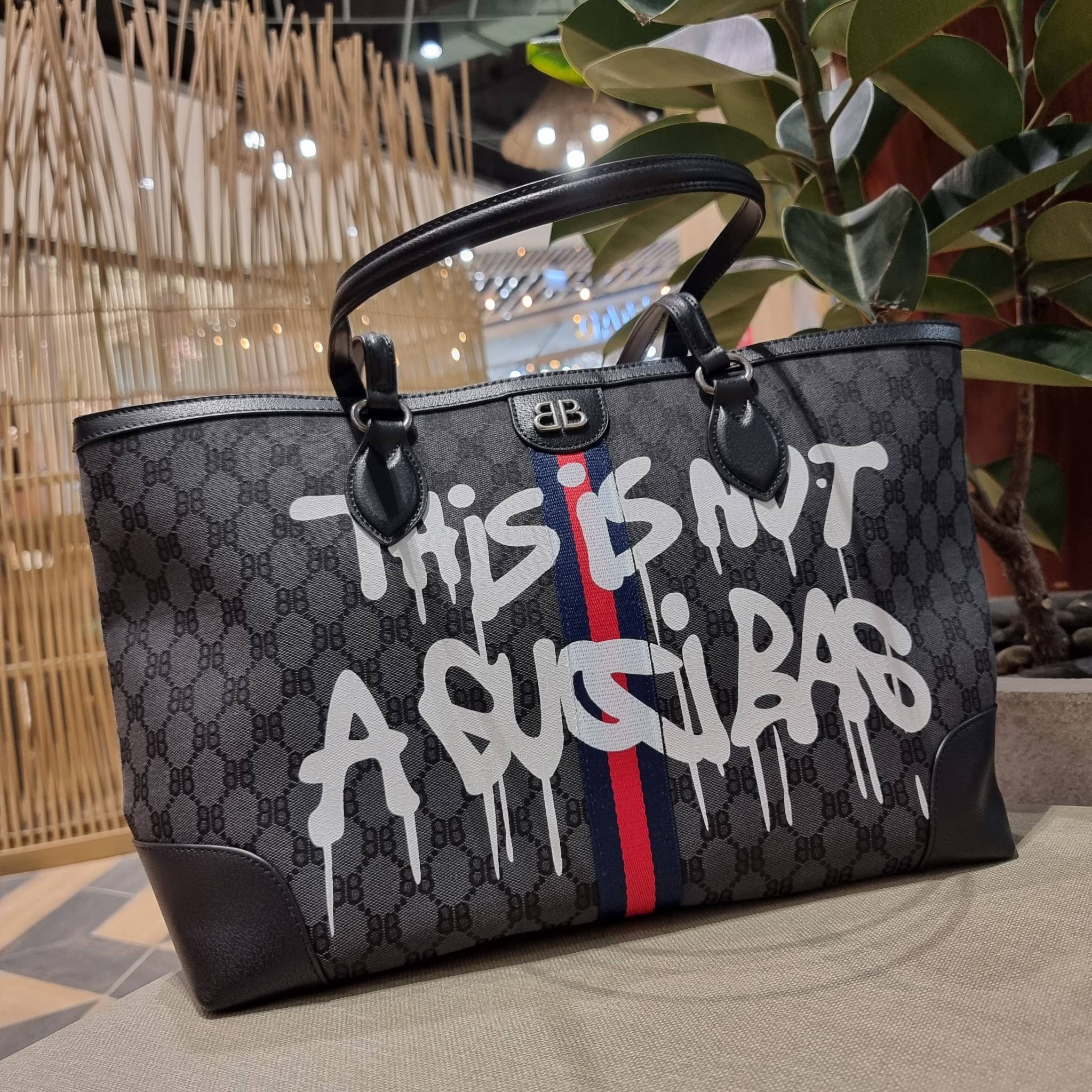 GG×BALEN MEDIUM OPHIDIA TOTE สุดครีเอท กับกระเป๋าช้อปปิ้งทรงโท้ท ใบใหญ่ สุดคุ้ม!! โดดเด่นด้วยลวดลายเพ้นท์กราฟฟิตี้ วัสดุผ้าแคนวาส ตัดแต่งเล่นขอบด้วยหนังแท้ ภายในโล่งกว้างมาก ใส่ของได้สบาย หิ้วไปเที่ยวต่างจังหวัด สะพายไปต่างประเทศตามใจ!! เลิศตรงที่ดีไซน์ใบ