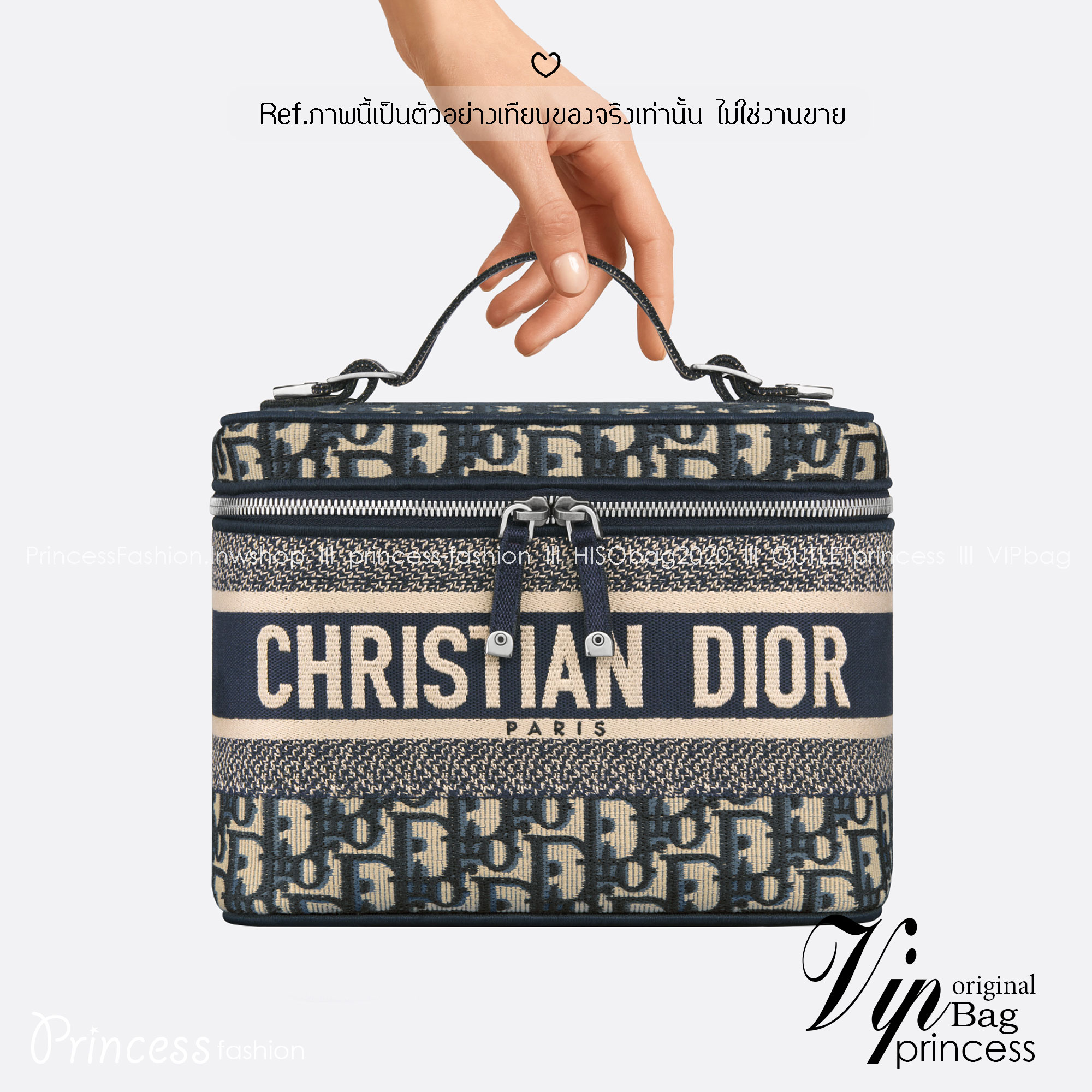 22cm Medium DiorTravel Vanity Case กระเป๋าใส่เครื่องสำอางใบกลาง จุของได้เยอะ มาพร้อมกับลวดลาย Oblique ปักอย่างประณีตและประดับด้วยสัญลักษณ์ Christian Dior Paris มาพร้อมสายสะพายและหูจับในตัว