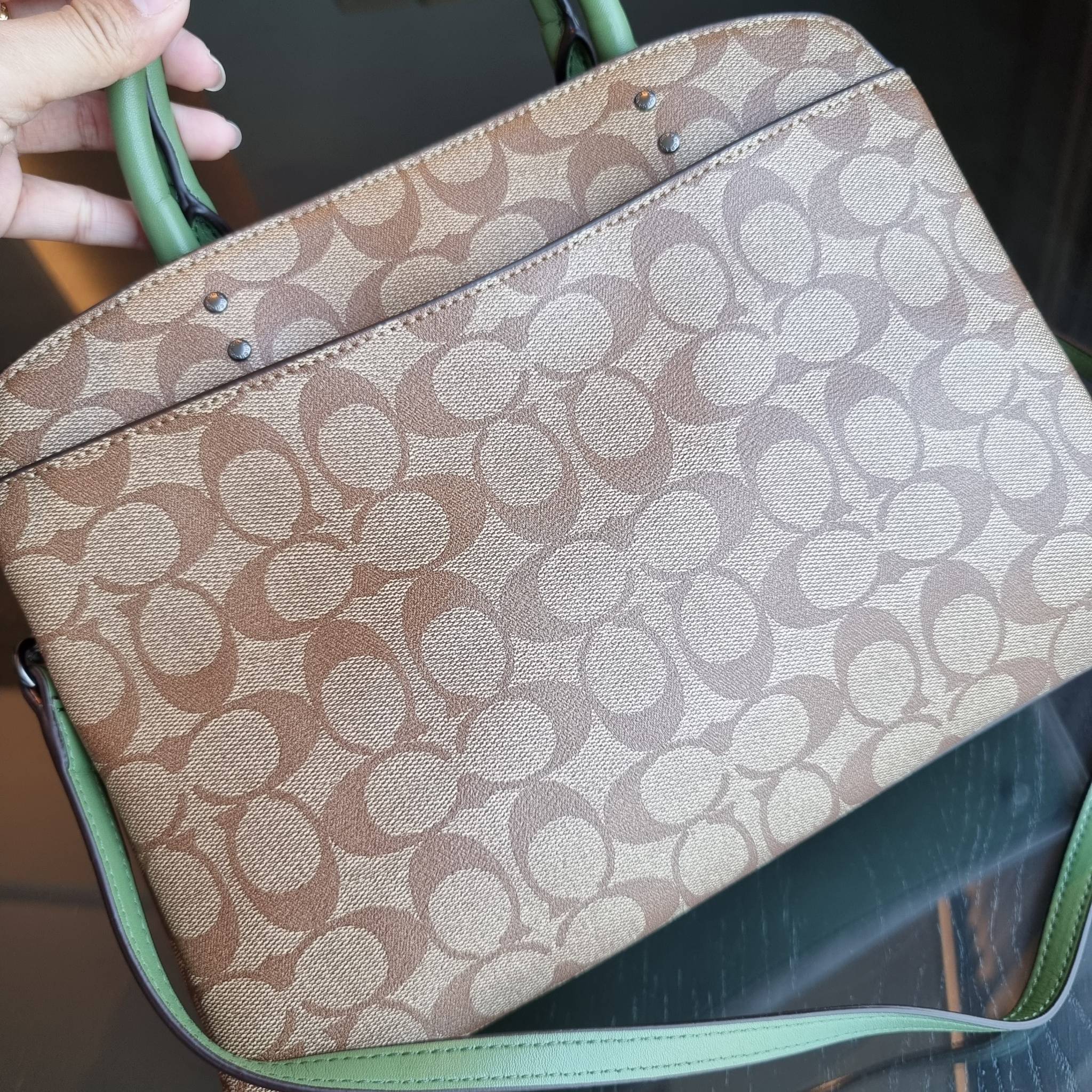 COACH F91495 LILLIE CARRYALL IN SIGNATURE CANVAS สีใหม่ล่าสุด กับรุ่นที่สุดของความขายดี รอบนี้ใบใหญ่จุใจ กระเป๋าสะพายทรงสวย ที่ดีไซน์ออกมาให้ใช้งานง่าย สะดวก สวย หรู ดูดี!! วัสดุหนังแคนวาสเคลือบลาย มาพร้อมสายสะพายข้างและหูจับในตัว ถอดออกถือคล้องแขนเก๋ๆ หร