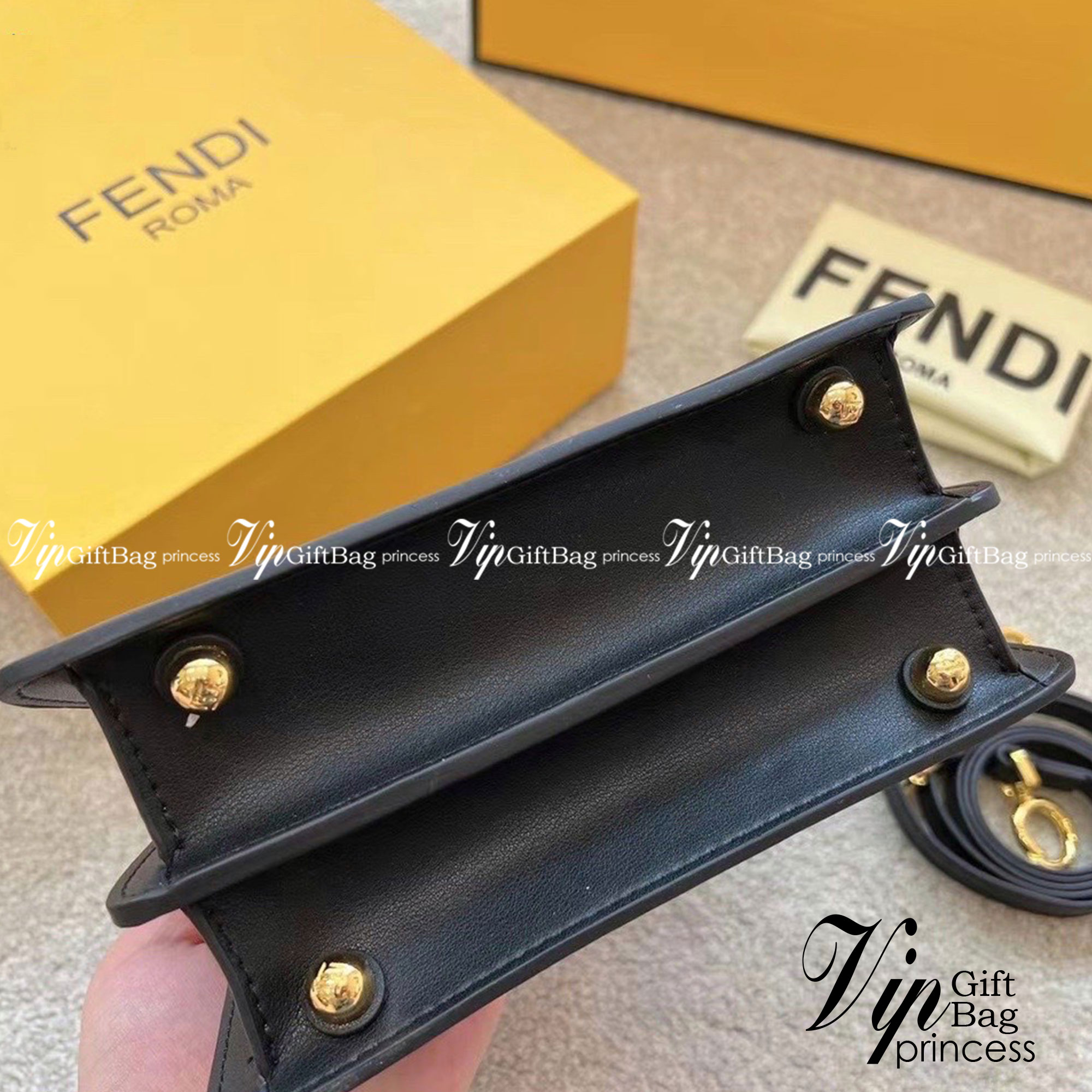FENDI peekaboo 20cm เกระเป๋าสะพายเฟนดิ คลาสสิกตามแบบฉบับแบรนด์ สวยไฮโซมากแม่ สุดฮิตรุ่น Peekaboo ขนาดกำลังดีหนังเรียบสีพื้นมาใหม่ สวยหรูดูไฮโซ มาพร้อมสายสะพายยาวถอดออกถือได้ วัสดุคุณภาพอย่างดี ขนาดกะทัดรัดและดีไซน์ที่เรียบหรู