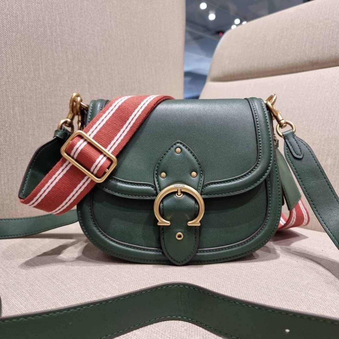 COACH C0749 BEAT SADDLE BAG The best item! ที่สาวๆรอคอย! ฮอตไฟลุก! สีหายาก ละมุนคุณหนู คอลเลคชั่นใหม่ ดีไซน์หรูหรา พิเศษมากๆมาพร้อมสายสะพาย 2 เส้น ใช้คู่กันหรือแยกสะพายก็สวยครบสูตร กระเป๋าสะพายทรง saddle คลาสสิค วัสดุหนัง glove-tanned ทนทาน เปิด-ปิดด้วยกร