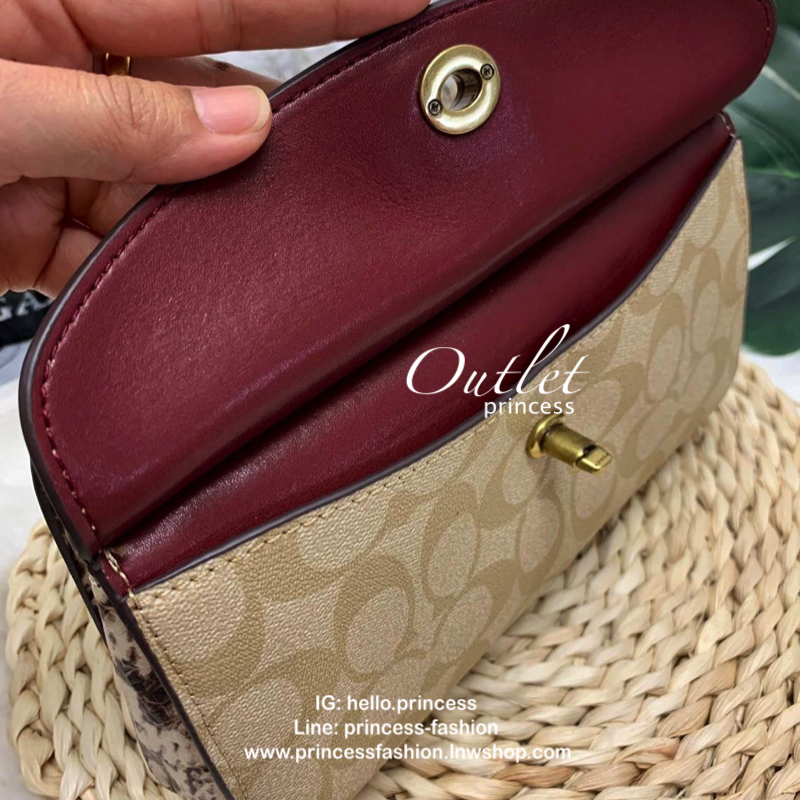 COACH FLAP CLUTCH BAG กระเป๋าคล้องมือใบใหญ่ วัสดุ pvc อย่างดี ด้านหน้ามีช่องใส่ของหนึ่งช่อง เปิดปิดช่องหลักแบบซิปที่ตับเป็นสายคล้องมือได้ในตัว ภายในกว้าง ใส่ของได้เยอะเลยค่ะ มีช่องใส่บัตร 6ช่อง เป็นอีกรุ่นที่น่าใช้ แนะนำควรมีไว้สักใบค่ะ มีมาพร้อมส่ง 2สีน่