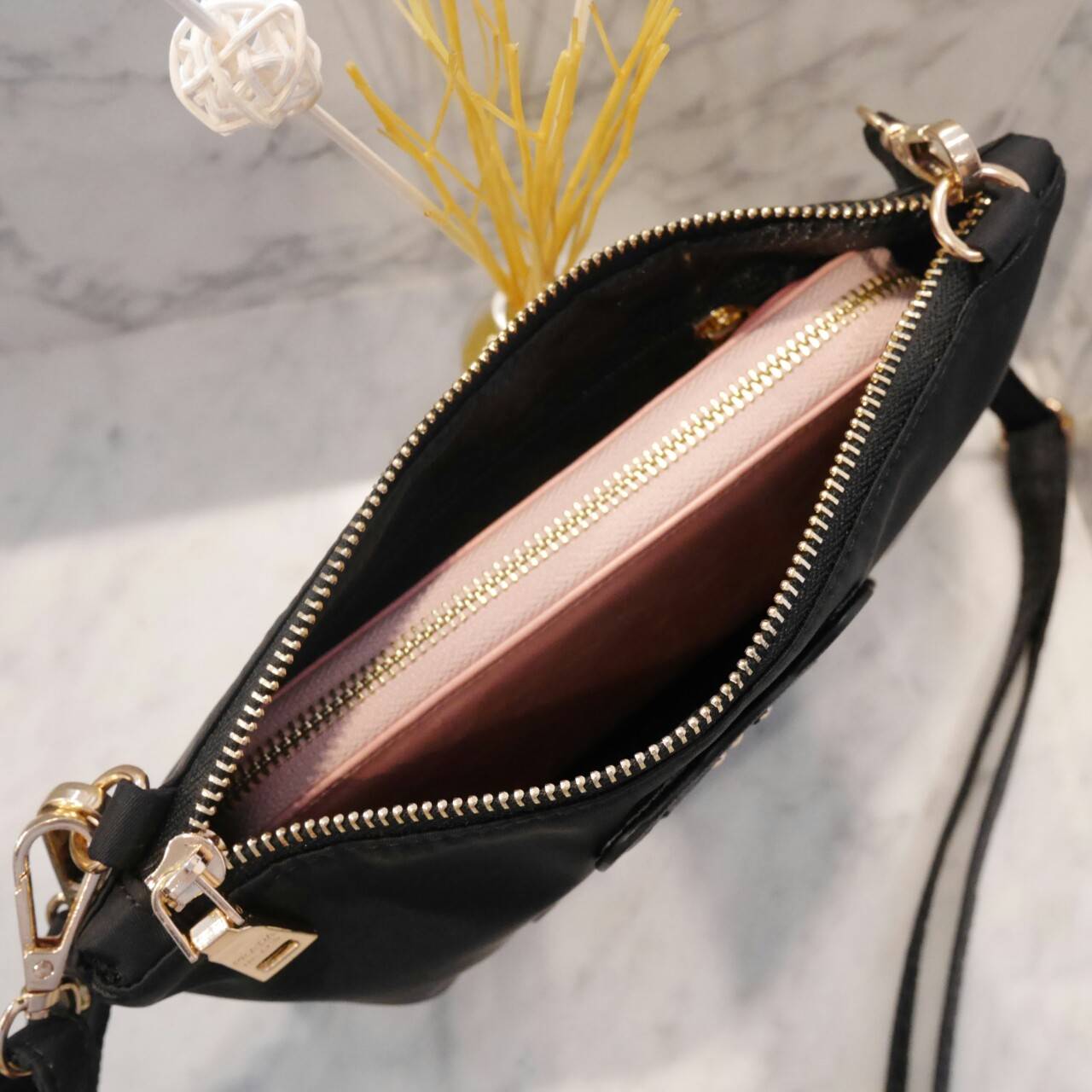 Best Seller!! กระเป๋าอเนกประสงค์ทรง clucth & crossbody จาก งานพรีเมี่ยมกิ้ฟ จากเคาเตอร์ต่างประเทศคะ แบรนด์ PRADA มาค่า เป็น กระเป๋าผ้าไนล่อน ตามแบบฉบับของแบรนด์เลย ใบนี้มีสายยาวให้คะ เลิศมาก สะพายเป็น shoulder bag ได้เลย ขนาดกำลังดีคะ ใส่มือถือได้ทุกรุ่น 