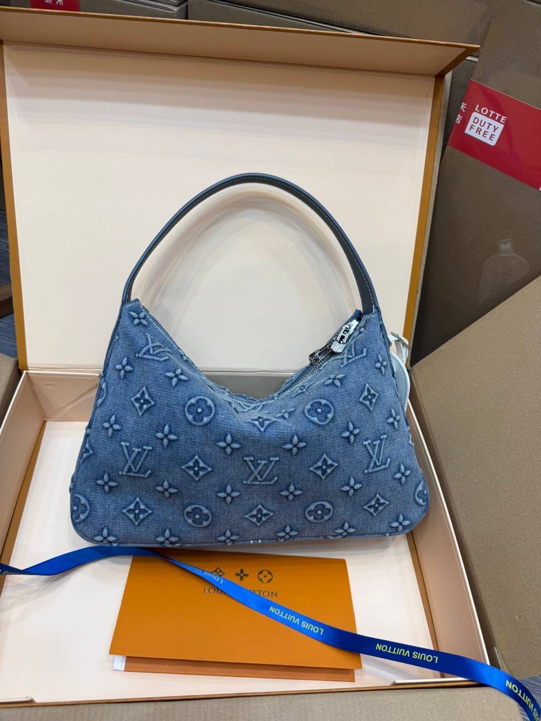 LV Slouchy PM Monogram Denim Bag กระเป๋าทรงโฮโบ ใหม่ล่าสุด ที่ใครๆก็ต้องมี ด้วยรูปทรงคลาสสิคและใช้งานง่าย ในดีไซน์สุดชิคเดนิมปั้มนูนคมชัดสวยดูลัคชู