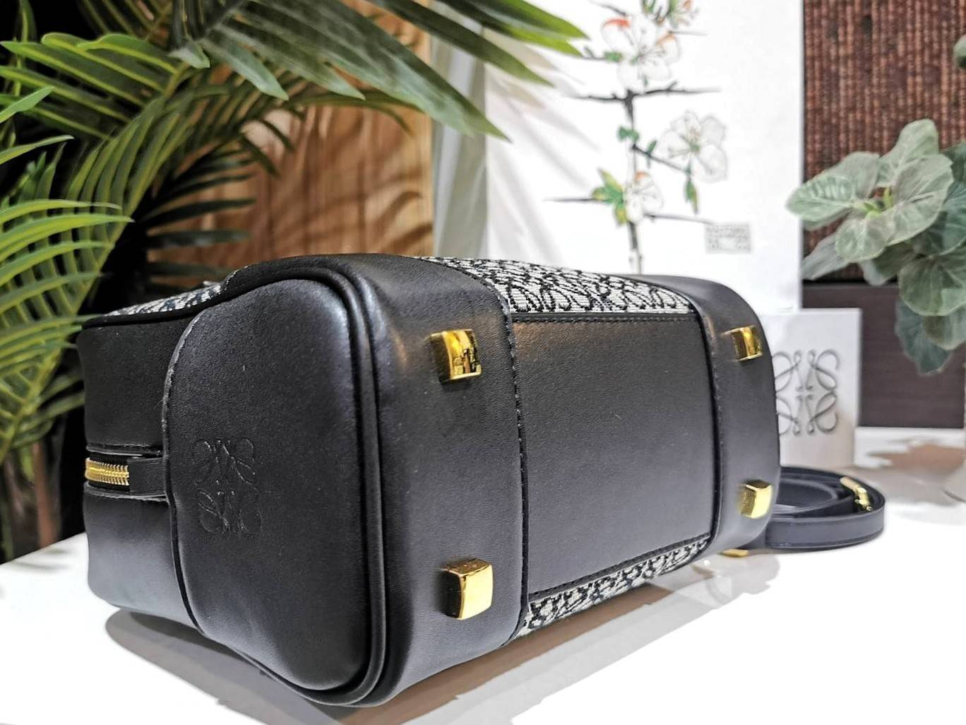 LOEWE ANAGRAM BAG VIP GIFT WITH PURCHASE (GWP) พรีเมี่ยมกิ๊ฟ Limited จาก LOEWE PERFUME DUTYFREE ไอเท็มใหม่! ดีไซน์สวยหรูคงเอกลักษณ์ด้วยวัสดุ Anagram Canvas Jacquard Fabric ผสมผสานหนังแท้ Calfskin ลงตัวสุดคลาสสิค เปิดปิดด้วยซิปแบรนด์อะไหล่ทองขนาดกำลังดี น้