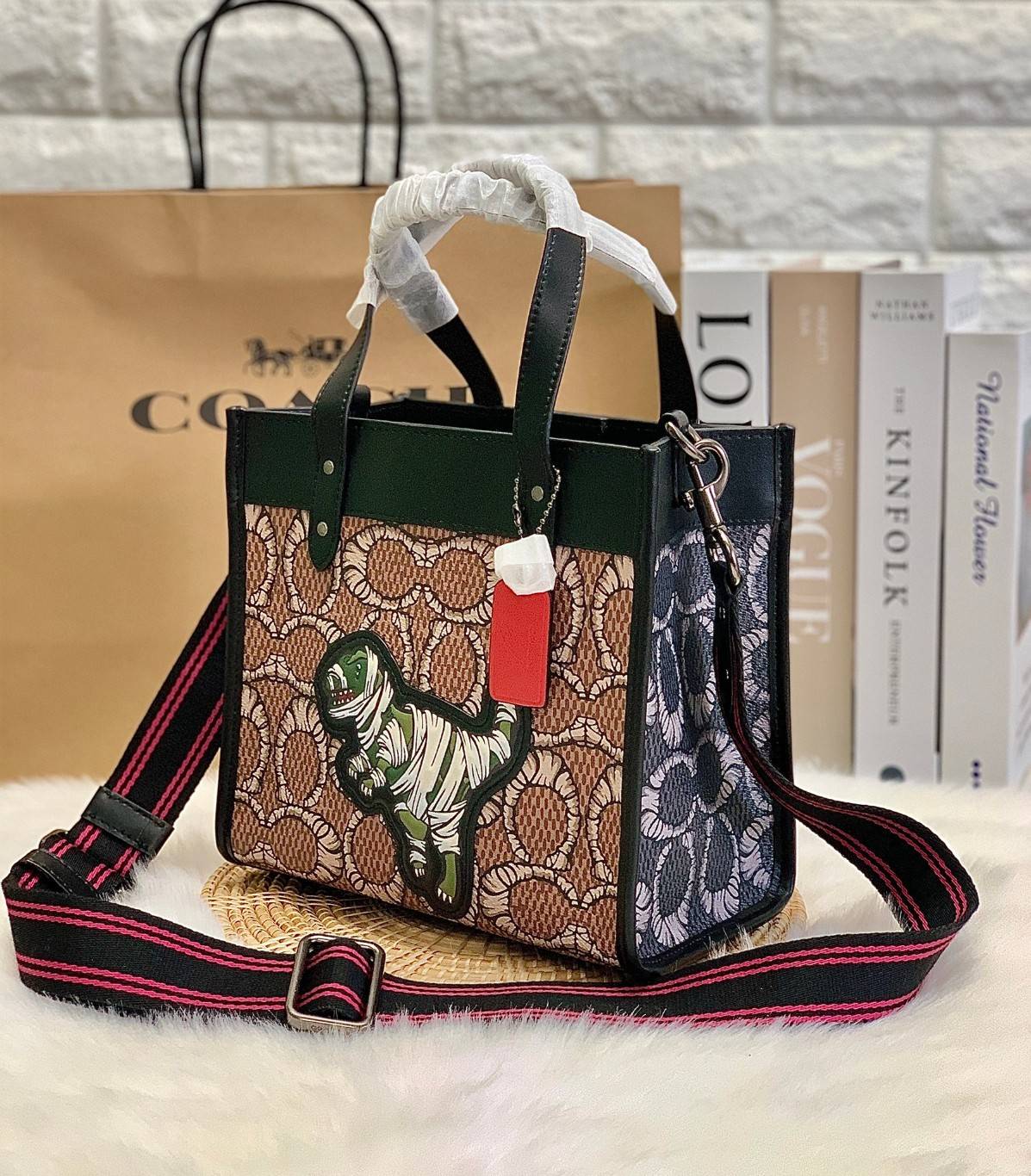 มาสคอตที่รัก 💋 ยังไม่เข้าช๊อปไทย สวยก่อนใครไปเลยจร้าา COACH X MICHAEL B. JORDAN FIELD TOTE 22 IN MUMMIFIED SIGNATURE CANVAS WITH REXY ((C6971)) พร้อมส่งที่ไทยทันทีค่ะ! MICHAEL B.JORDAN ร่มมือกับCoach ออกแบบกระเป๋าทรงTote กนังแท้นิ่มมือ ใหม่ลาสุดมา