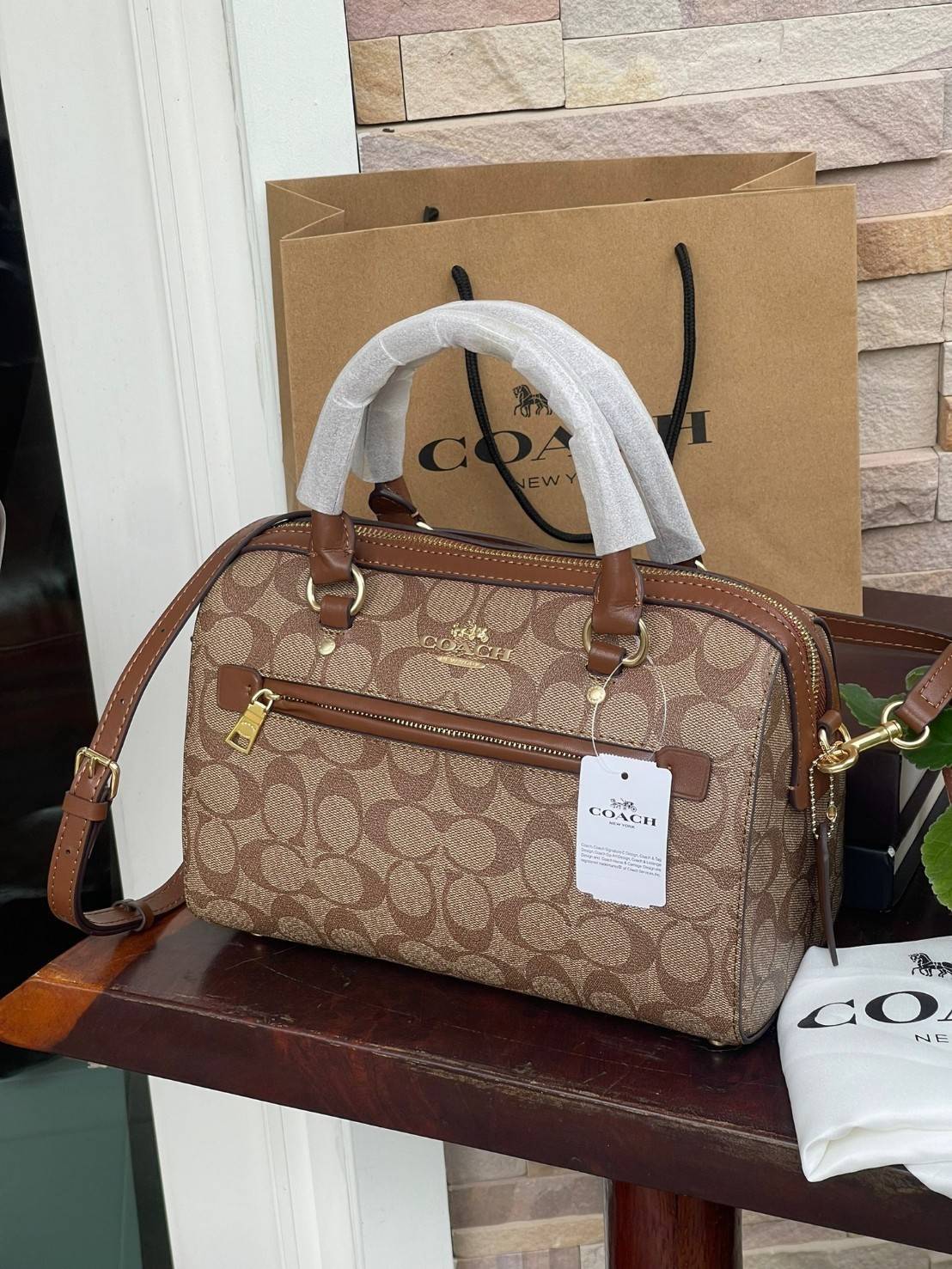 COACH Signature Canvas Rowan Satchel Crossbody จุดเด่นของกระเป๋าทรงsatchel bag คือรูปทรงของกระเป๋าดูแข็งแรง มั่นคง ไม่เสียทรงง่าย มาพร้อมหูหิ้วที่ด้านบนของกระเป๋า ลายแคนวาสที่เป็นซิกเนเจอร์แบบเอกลักษณ์ ช่องใช้งานทุ้งภายในและภายนอก นอกจากนี้ กระเป๋าประเภทน