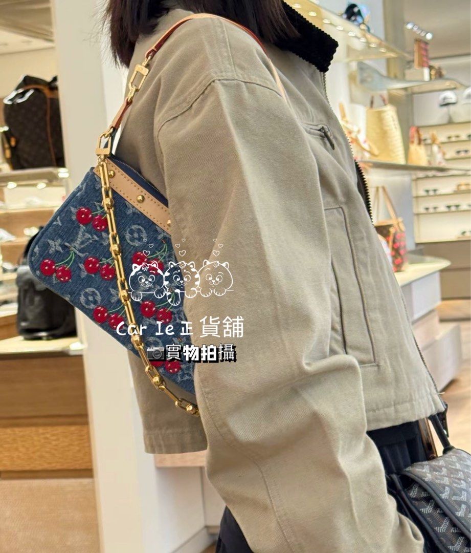 LV x TM Pochette Accessoires bag Monogram cherry denim 20cm กระเป๋าถือทรงพอชดีไซน์สวยอัพลุคไฮน์ ถือหรือคล้องไหล่ได้สวยและโดดเด่นมีชีวิตชีวา ด้วยเดนิมวินเทจปักลายเชอร์รี่สีสันสดใสสะดุดตาสะท้อนสไตล์ไอคอนิก