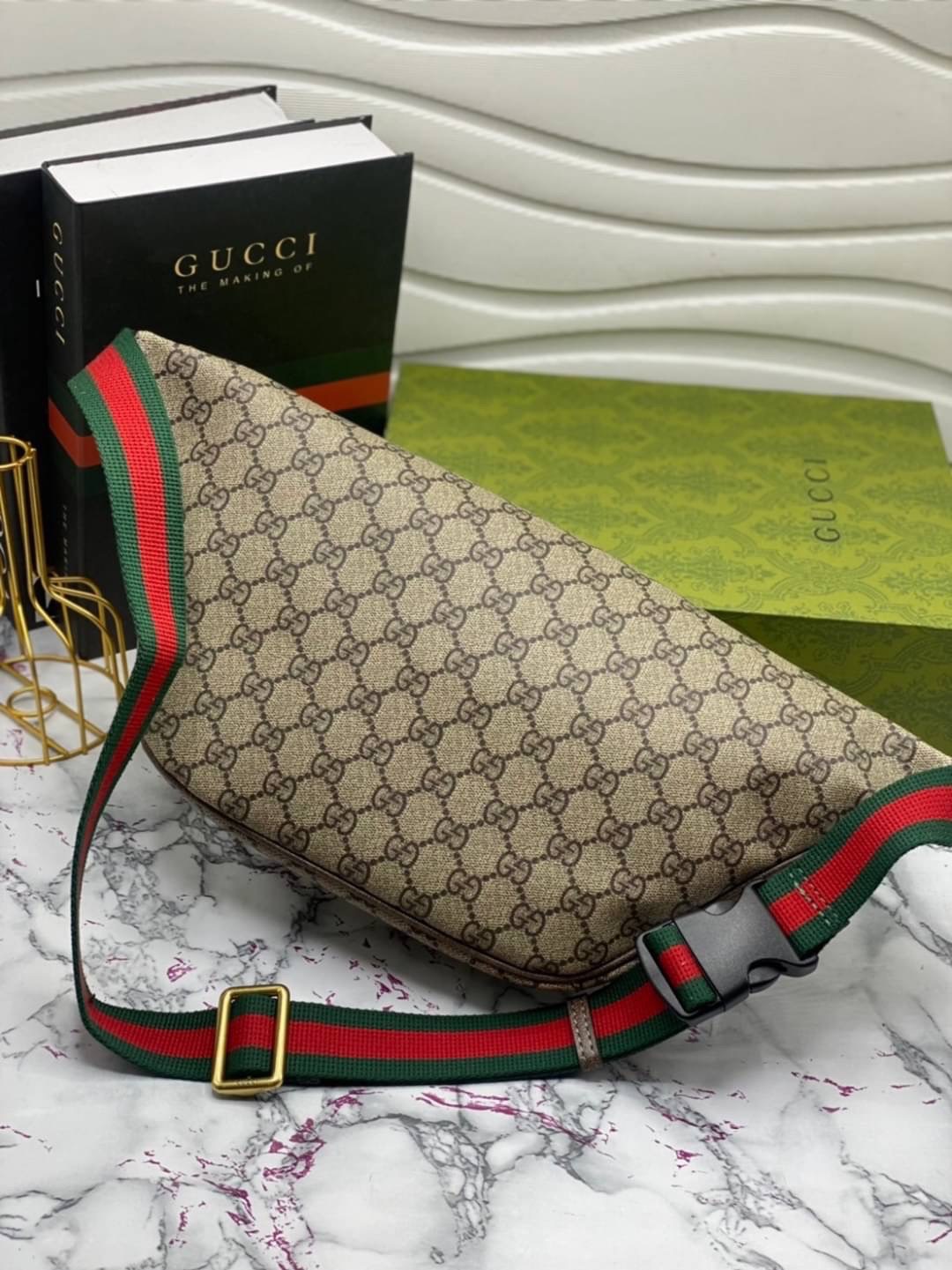 หนังแท้ GUCCI Belt Bag / GG Belt Bag / GG Supreme Belt Bag ไอเท็มที่หนุ่มๆเรียกร้อง กระเป๋าคาดอก/คาดเอว สายสะพายปรับได้ สายสปอร์ต สายแคมป์ปิ้ง หรือจะสายไหน ใบนี้ตอบโจทย์ทุกลุค ง่ายๆเท่ๆ สุดคุ้ม!! ภาพสินค้าถ่ายจากงานขายจริง ใช้งานต่างประเทศได้ค่ะ