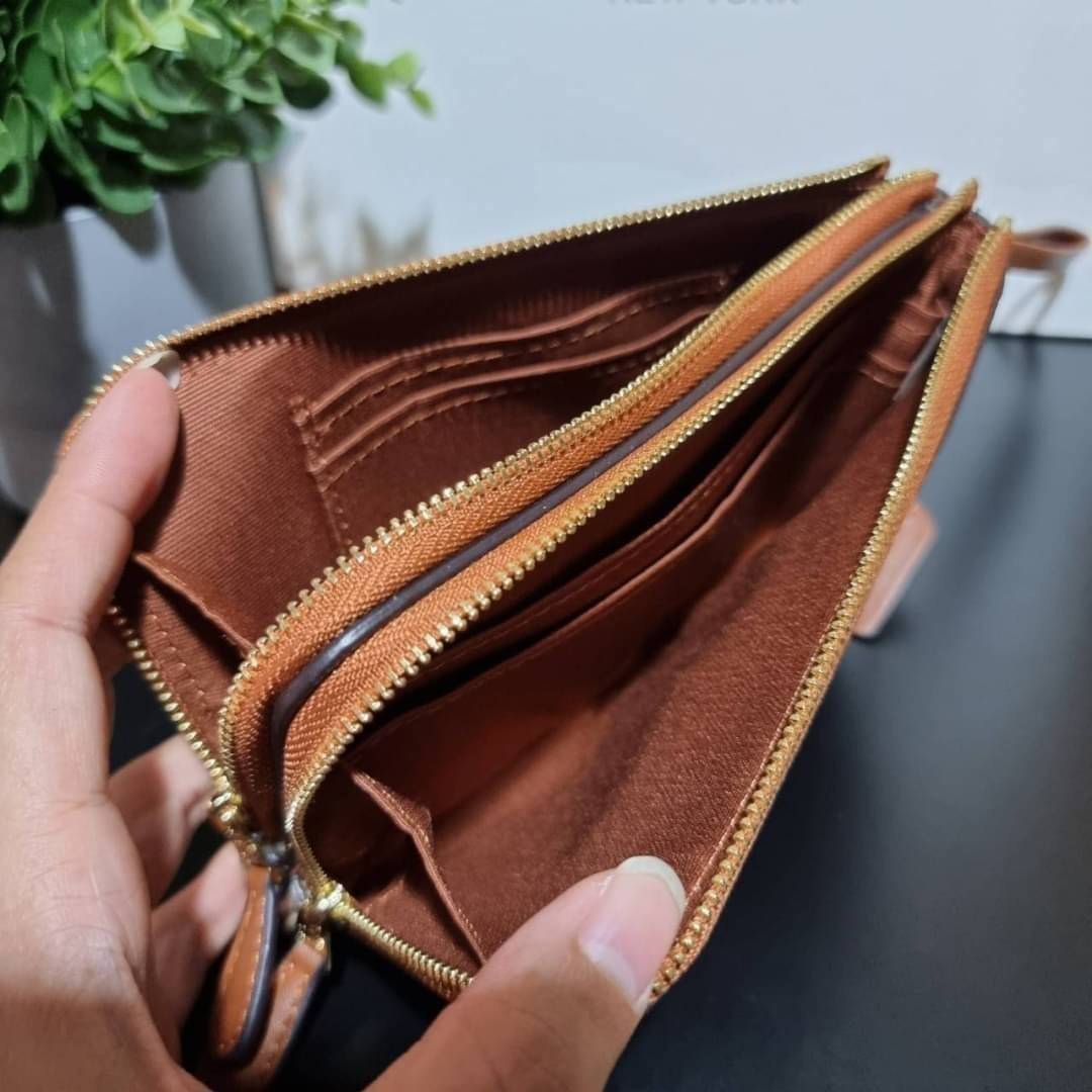 COACH F87591 DOUBLE CORNER ZIP WALLET IN SIGNATURE COATED CANVAS คล้องมือรุ่น 2 ซิป!! มาแล้วจ้า 🌟🤗 ไซส์นี้คือเหมาะมือจริงๆ พกง่ายเช่นเคย ไม่ต้องกังวลว่าจะเกะกะหรือกินพื้นที่กระเป๋าหลัก วัสดุหนังแคนวาสเคลือบลาย มีช่องหลักแยก 2 ช่อง ภายในบุผ