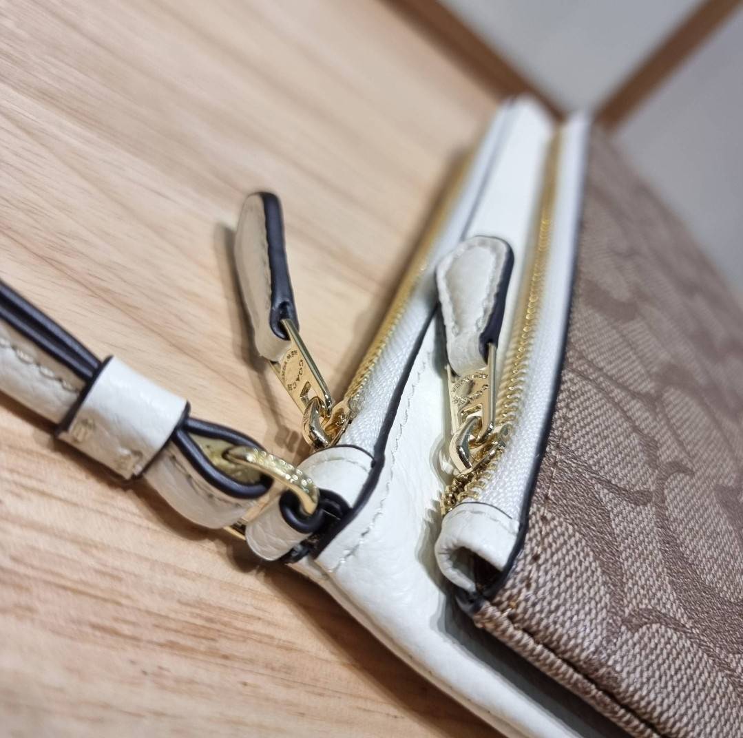 COACH DOUBLE ZIP WALLET IN SIGNATURE CANVAS / C5576 / C5610 / C7313 พร้อมส่ง 8 สี ใหม่ล่าสุด คอล 2023 กระเป๋าคล้องมือใบใหญ่ ดีไซน์ใหม่เล่นระดับ เพิ่มลูกเล่นและดีเทลให้ดูน่าใช้ยิ่งขึ้น
