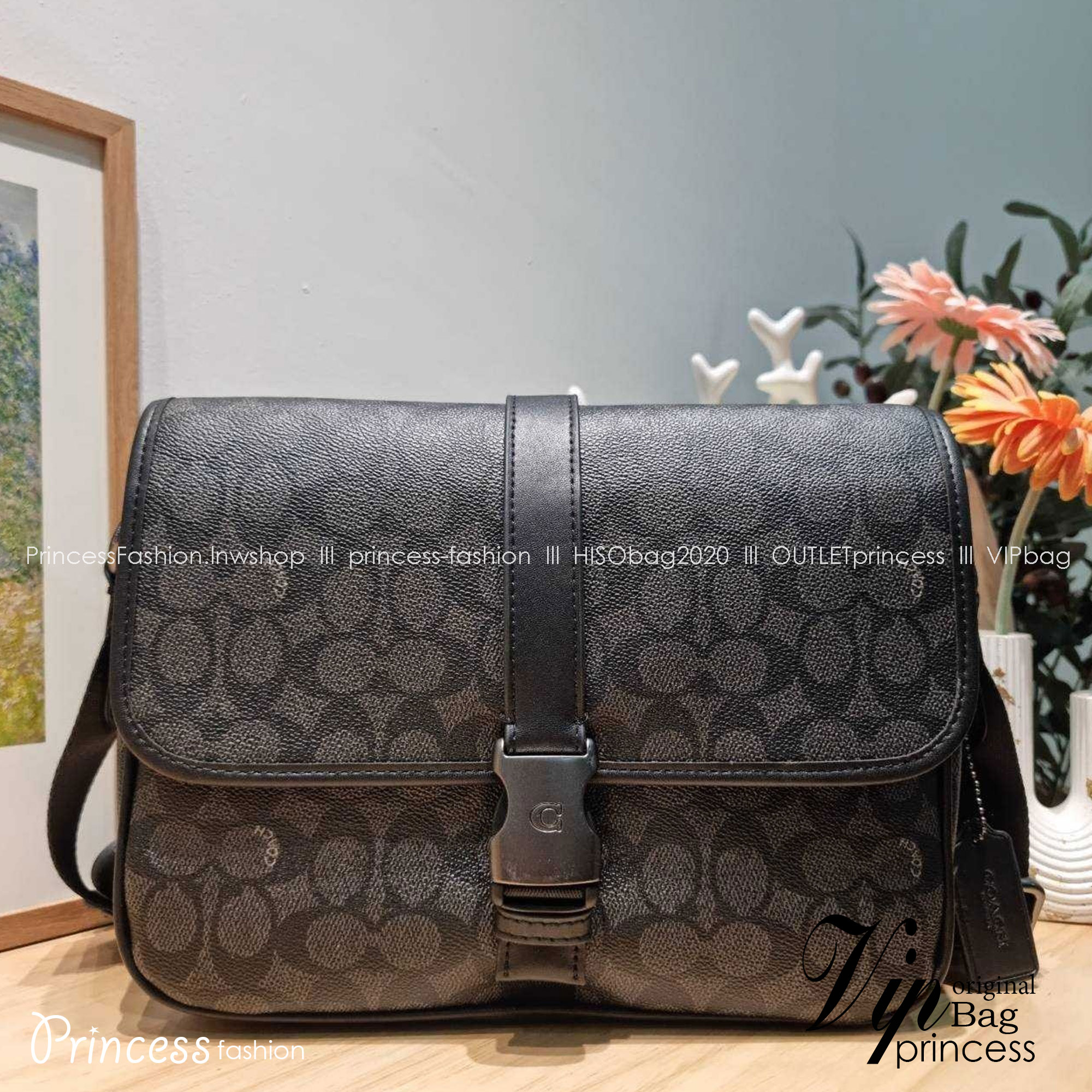 COACH CU202 LEAGUE MESSENGER BAG IN SIGNATURE CANVAS กระเป๋าสะพายทรง messenger สุดฮอต ที่ดีไซน์รูปแบบให้สปอร์ตขึ้น และหรูขึ้น แต่ยังคงคลาสสิค ขนาดใบใหญ่กำลังดี