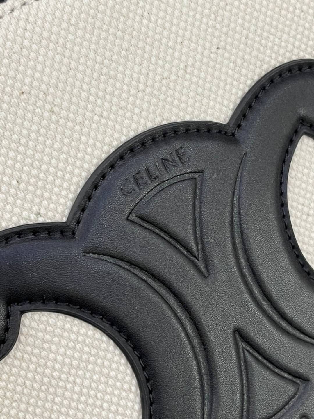 หนังแท้ CELINE SMALL BUCKET CUIR TRIOMPHE IN SMOOTH CALFSKIN / CELINE BUCKET BAG CUIR TRIOMPHE พร้อมส่งที่ไทย คอลเลคชั่นใหม่ ฮิตข้ามปี กับกระเป๋าสะพายทรงถัง ใช้งานง่ายที่สุด สายสะพายในตัว ปรับใช้ได้เลย วัสดุหนังวัว เรียบหรู ผู้ดีไปอีก โดดเด่นด้วยโลโก้เอกล