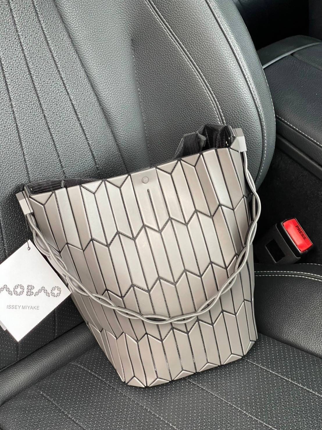 Large : Baobao Issey Miyake Large Bucket กระเป๋าบัคเก็ตขนาดใหญ่สามารถใช้ใส่ร่มพับได้หรือขวดน้ำขนาดเล็กได้ ซีรีย์ใหม่นี้มีจุดเด่นที่แผ่นรูปทรงสี่เหลี่ยมด้านขนานในแนวตั้ง เกิดเป็นรูปทรงสามมิติซึ่งแตกต่างไปจากรูปทรงที่เกิดขึ้นจากแผ่นสามเหลี่ยม หูหิ้วสามารถขย