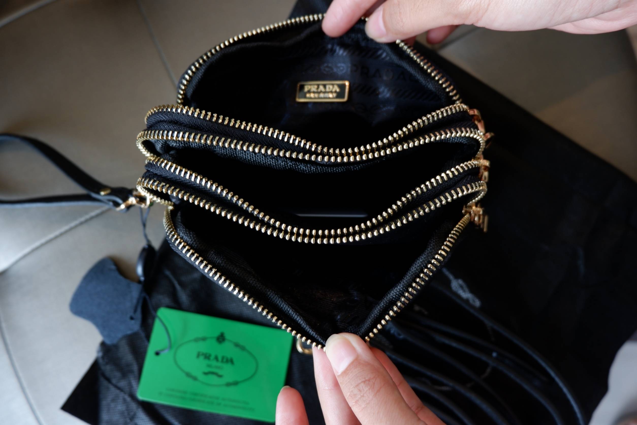 กระเป๋าอเนกประสงค์ รุ่น 3 zips crossbody จากแบรนด์ PRADA มาค่า เป็นกระเป๋าผ้าไนล่อน ตามแบบฉบับของแบรนด์เลย มีสายหนังคล้องแขนและสายยาวให้ค่ะ เลิศมาก สะพายเป็น shoulder bag ได้เลย ขนาดกำลังดีคะ ถือแล้วสวยมากๆ อะไหล่ทองสวยมาก ภายใน มีช่องซิป+ 3ช่องใส่ของจุกจ