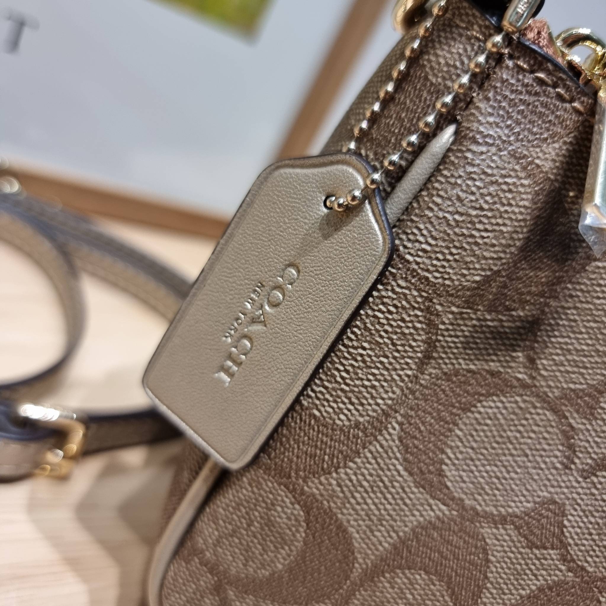 COACH TOP HANDLE POUCH F58321 พร้อมส่ง 9 สี กระเป๋าทรงพอช ยอดฮิต ยกขึ้นแท่น ด้วยดีไซน์ที่ออกมาให้ใช้งานได้ง่าย ขนาดกำลังเหมาะ