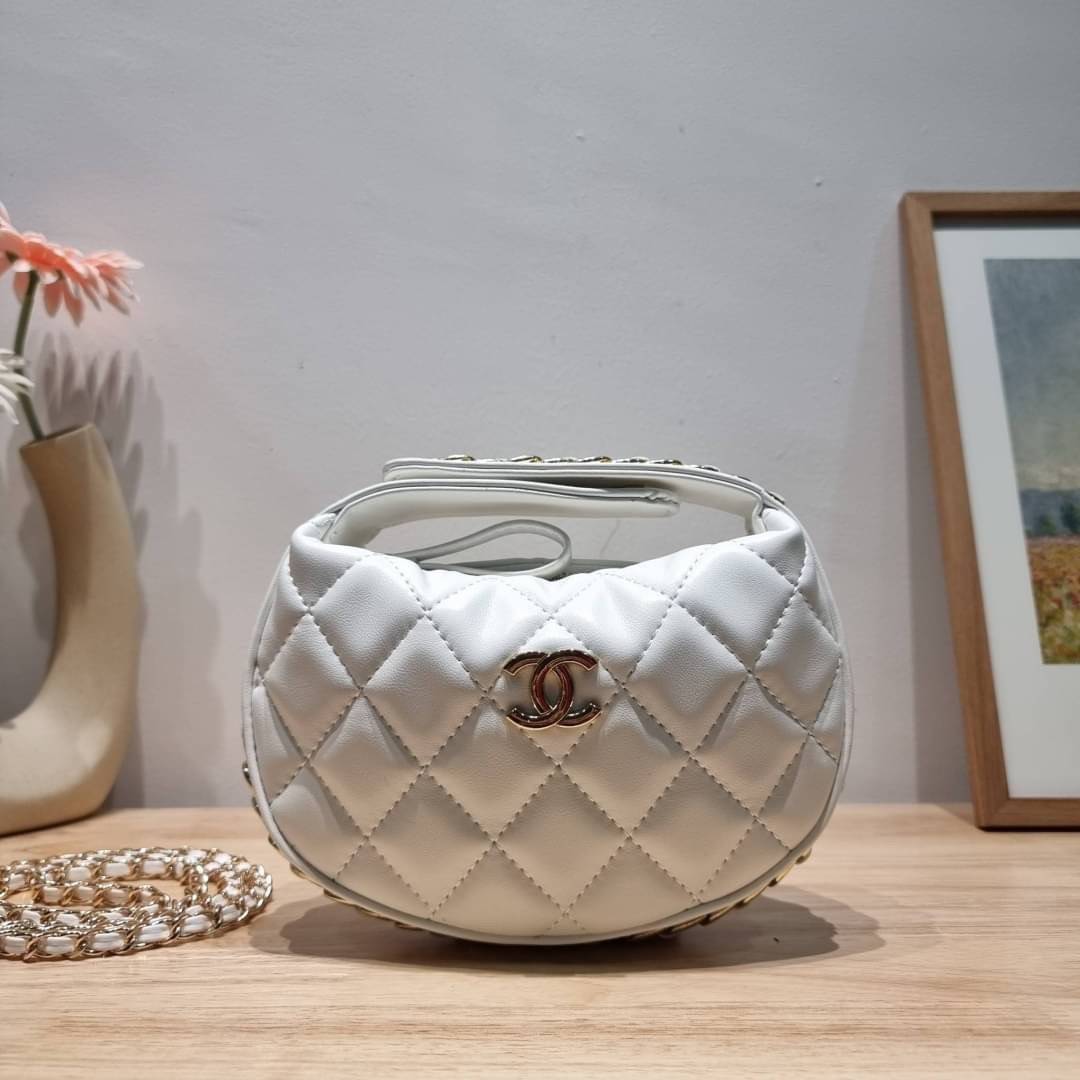 Chanel Pouch Hot item 2023 กระเป๋าสะพายกึ่งพอช ใบเล็กน่ารักน่าใช้ ถือไปไหนก็อัพลุคปัง วัสดุหนังแกะ สัมผัสนิ่มมือ หูจับในตัว ปรับได้อีกเล็กน้อย มาพร้อมสายสะพายโซ่