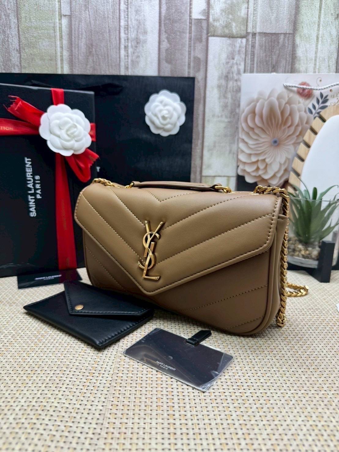 ORI หนังแท้ | YSL LOULOU small in MATELASSÉ กระเป๋าสะพายสายโซ่าีทองหรูหรา งานหนังแท้เนื้อนุ่มตะเข็บเย็บลายเชฟรอนสวยหรูโดดเด่นเป็นเอกลักษณ์ 🤍 เกรดออริจินอล หนังแท้