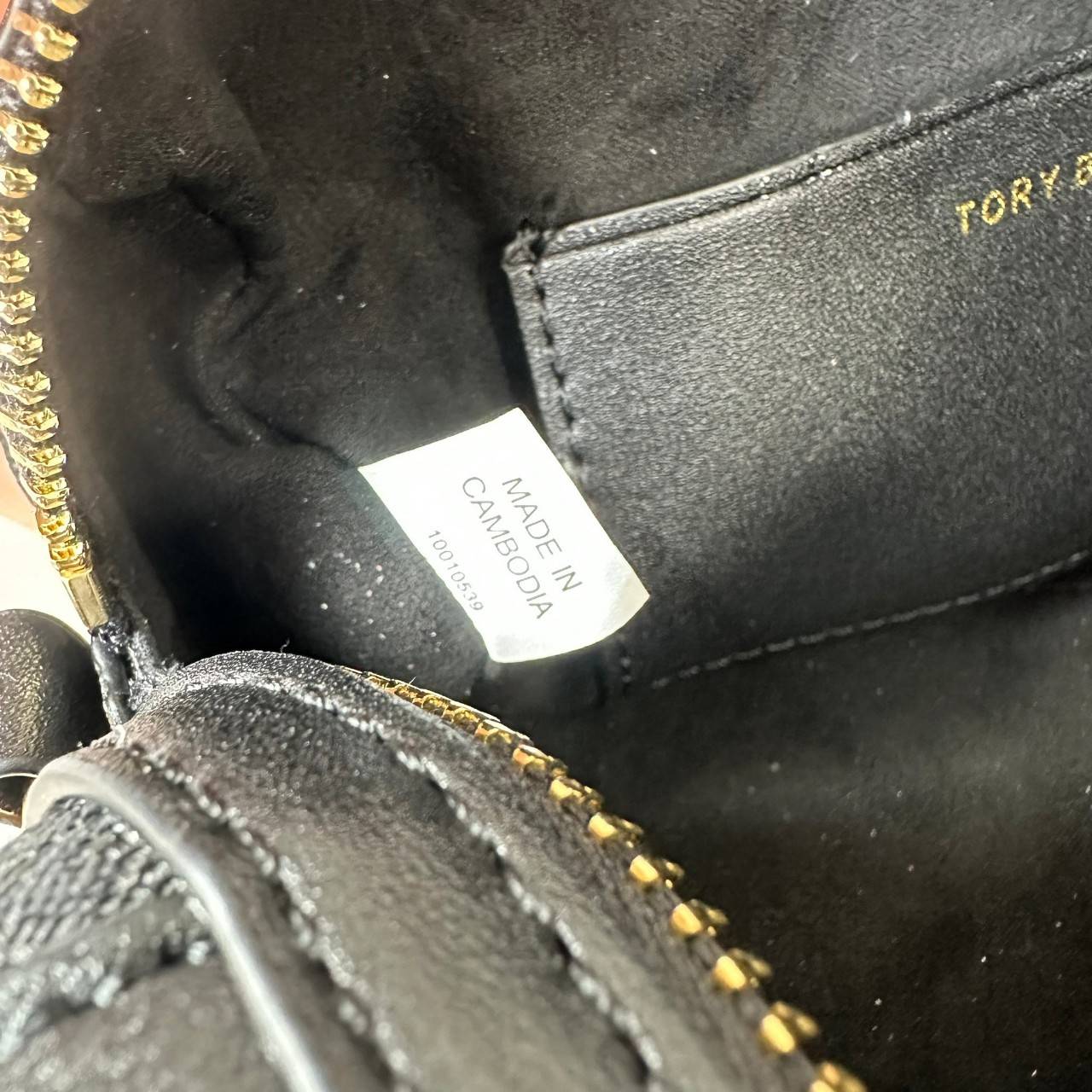 Small TORY BURCH T MONOGRAM PETITE BARREL BAG in black / Tory Bucket Bag สีดำคลาสสิก กระเป๋าทรงขนมจีบ กระเป๋าทรงหมอนดีไซส์มินิน่ารัก