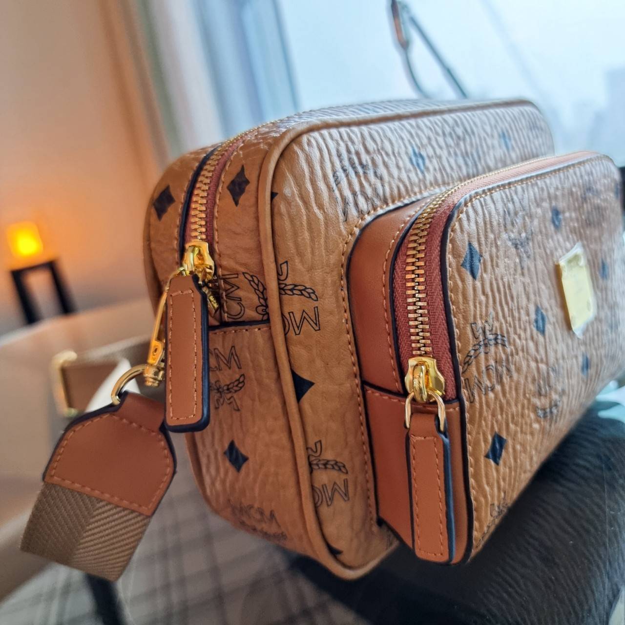 M.C.M KLASSIK CROSSBODY BAG สาวกเอ็มซีเอ็มต้องมีน้า!! หนุ่มๆเค้าสะพายกัน!! กระเป๋าสะพายข้างทรงครอสบอดี้ ที่ดาราใช้กันเพียบ!! รุ่นนี้หนุ่มๆสะพายหรือสาวๆก็สะพายได้น้า ขนาดกำลังดี วัสดุหนังแคนวาสคุณภาพดี มีช่องหลัก 2 ช่อง เปิด-ปิดด้วยซิป ด้านหลังมีช่องย่อยอี