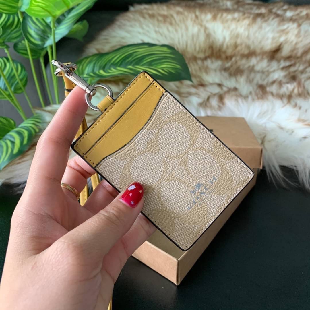 COACH F63274 ID LANYARD IN SIGNATURE COATED CANVAS กระเป๋าใส่บัตรคล้องคอ ลาย C ทั้งใบ ด้านหน้าตกแต่งชื่อแบรนด์ สวยมากกก ใส่บัตรพนักงาน และบัตรต่างๆ มาพร้อมสายคล้องคอ สายถอดออกได้ ตัวกระเป๋ามี 3 ช่องค่ะ