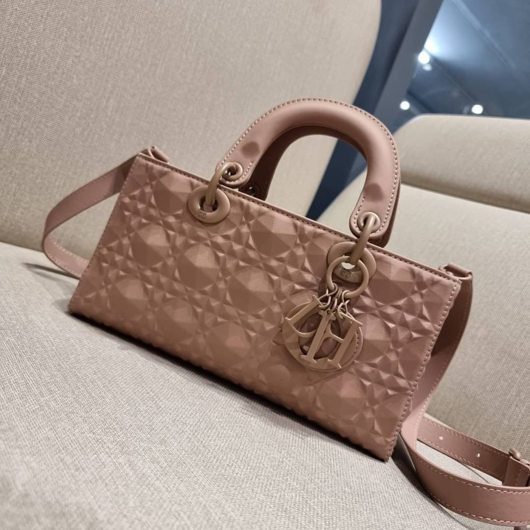 DIOR LADY D-JOY BAG Cannage Calfskin with Diamond Motif / CD LADY D-JOY BAG ดีไซน์ใหม่ อัพเลเวลความหรู กับกระเป๋าสะพายข้างที่รอบนี้ดีไซน์รูปทรงโฉมใหม่ ใช้งานง่ายขึ้น