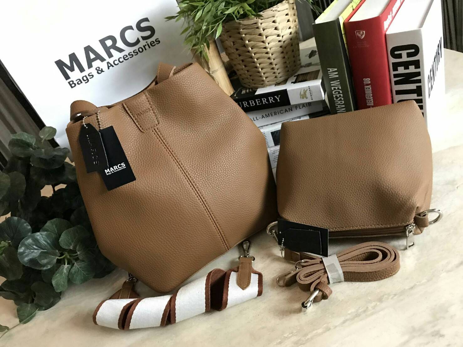 MARCS 2WAYS SHOULDER BAG 2018 New arrival กระเป๋าถือหรือสะพาย 2 in 1 รุ่นใหม่ล่าสุด ดีไซน์สไตล์ Hermes สุดคลาสสิค ซื้อ 1 ได้ถึง 2 ใบ ทั้งใบใหญ่ & ใบเล็กเข้าชุดกัน พร้อมสายสะพาย 2 แบบ 2 สไตล์สลับใช้ได้ไม่จำเจ วัสดุหนังแกะสังเคราะห์นิ่มสวย ขนาดกำลังดี ใบใหญ